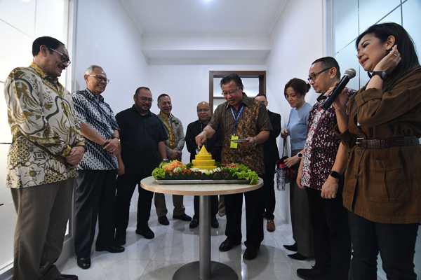 CEO Media Grup Mohammad Mirdal Akib menerima nasi tumpeng dari Direktur Utama Pangansari Utama Food Resources (PUFR) 