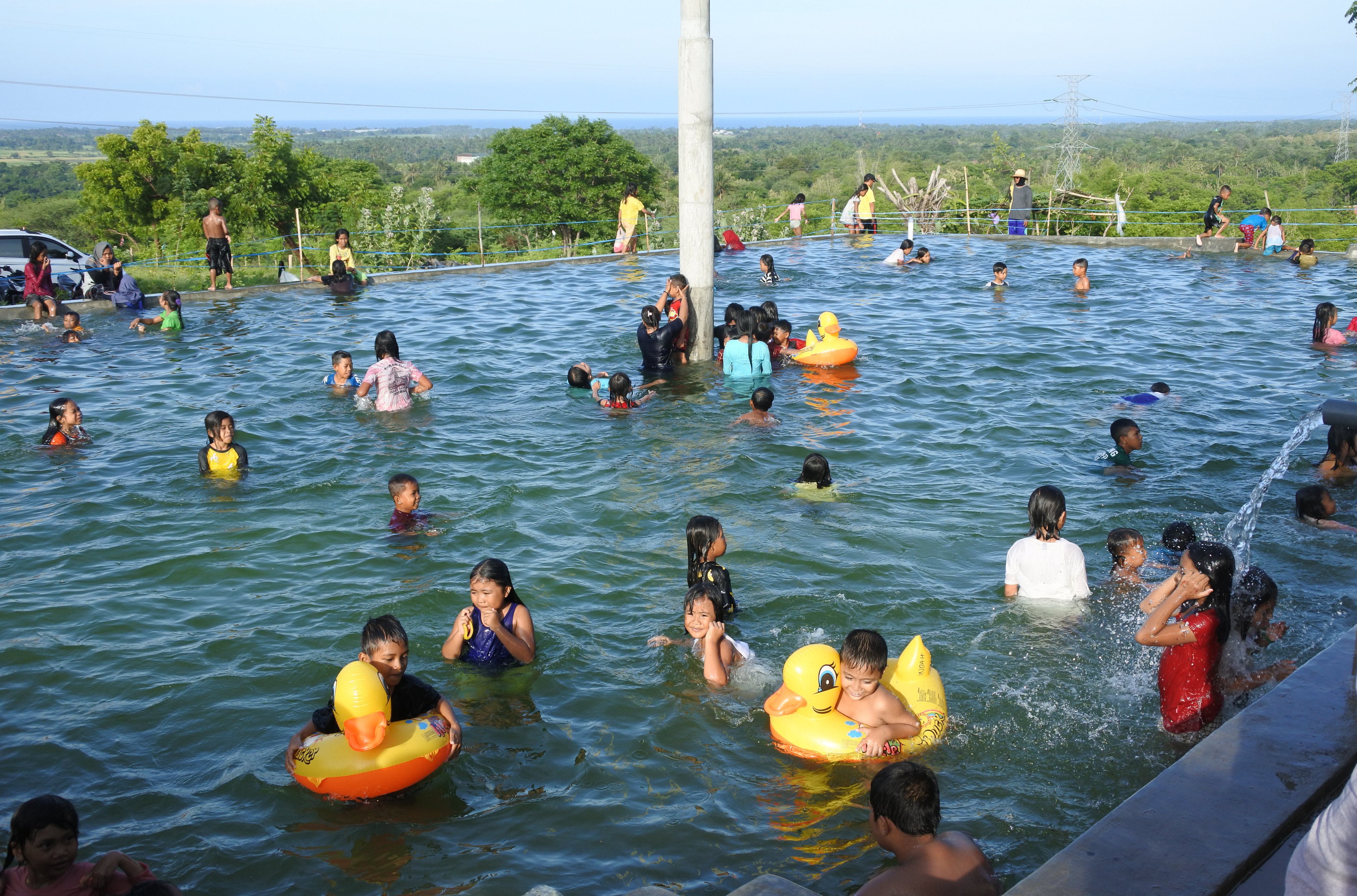 Untuk tetap menjaga kesehatan, pengunjung diingatkan untuk mandi baik sebelum maupun sesudah berenang.