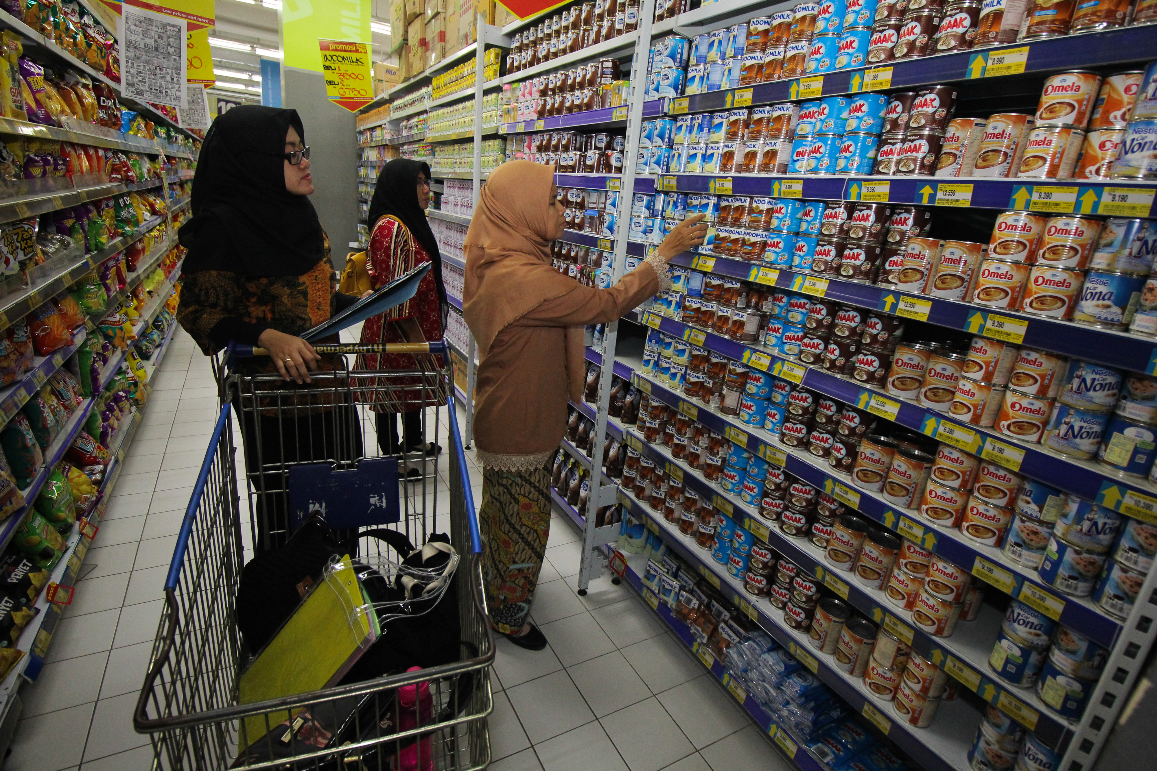 Sejumlah pembeli di salah satu pasar swalayan di Surabaya, Jawa Timur.