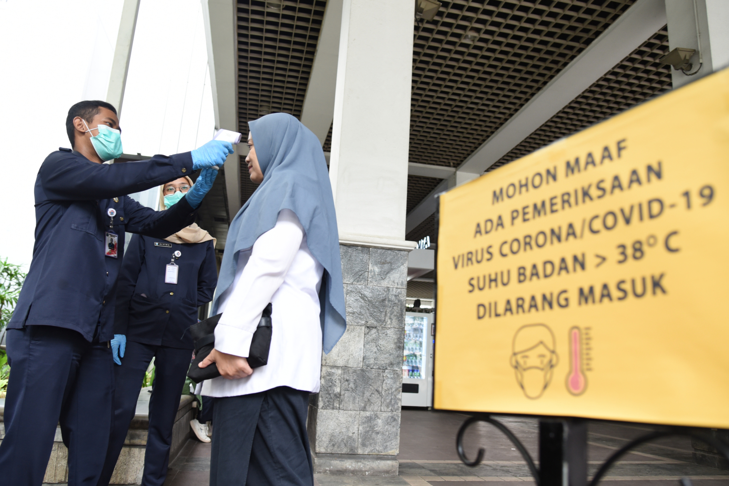 Petugas melakukan pengecekan suhu tubuh bagi para aparatur sipil negara (ASN) maupun warga di Gedung Balai Kota, Jakarta Pusat.