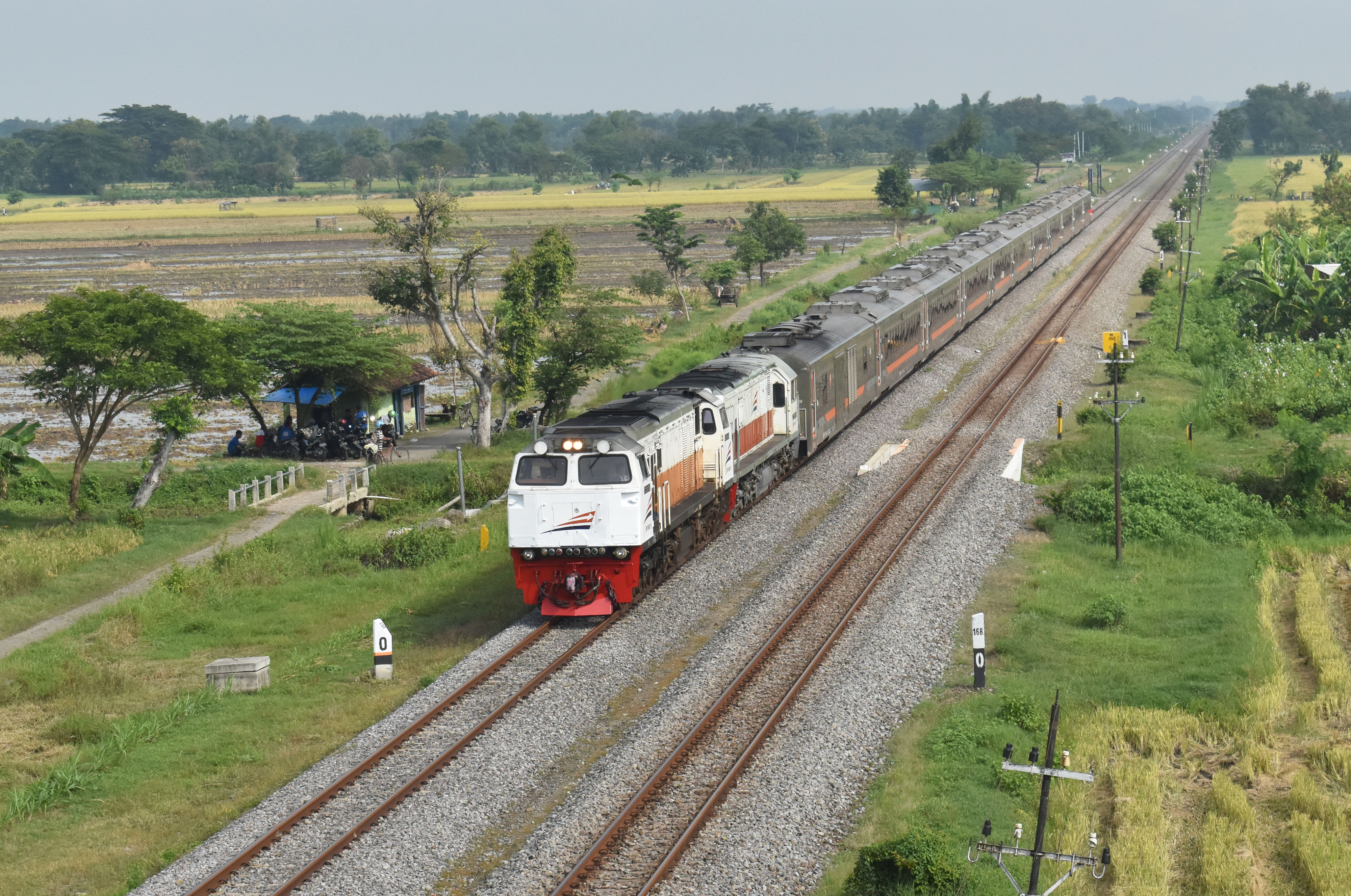  Rangkaian Kereta Api (KA) melintas di jalur KA di Madiun, Jawa Timur.