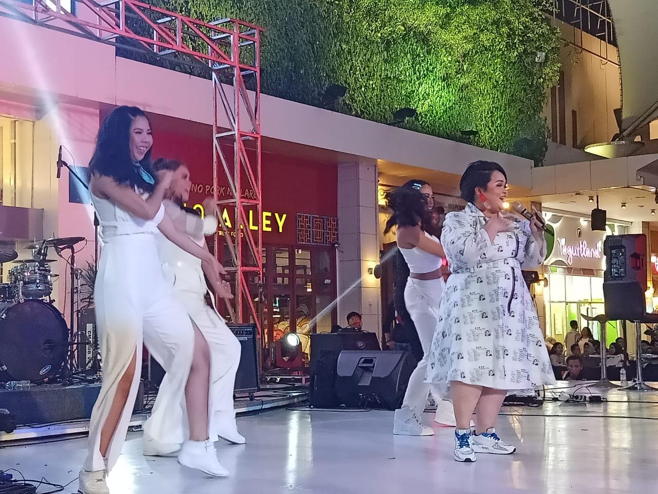 Sinyorita membawakan lagu KTP saat konser yang sekaligus peluncuran single perdananya itu.