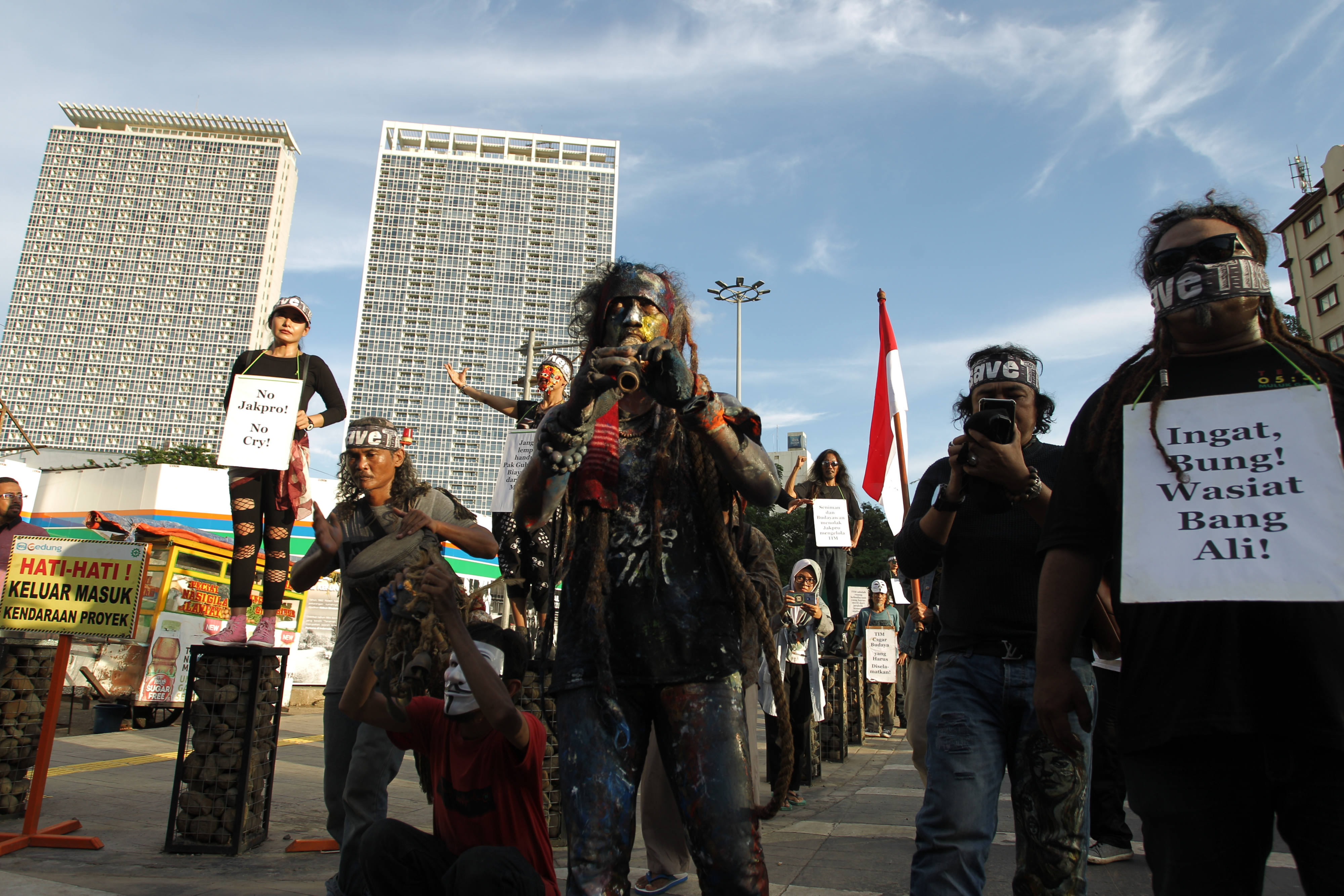 Massa aksi yang tergabung dalam Forum Seniman Peduli TIM melakukan aksi berdiam diri di atas tiang depan TIM, Cikini, Jakarta Pusat.
