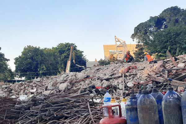 Pekerja berada di proyek revitalisasi Taman Ismail Marzuki (TIM).