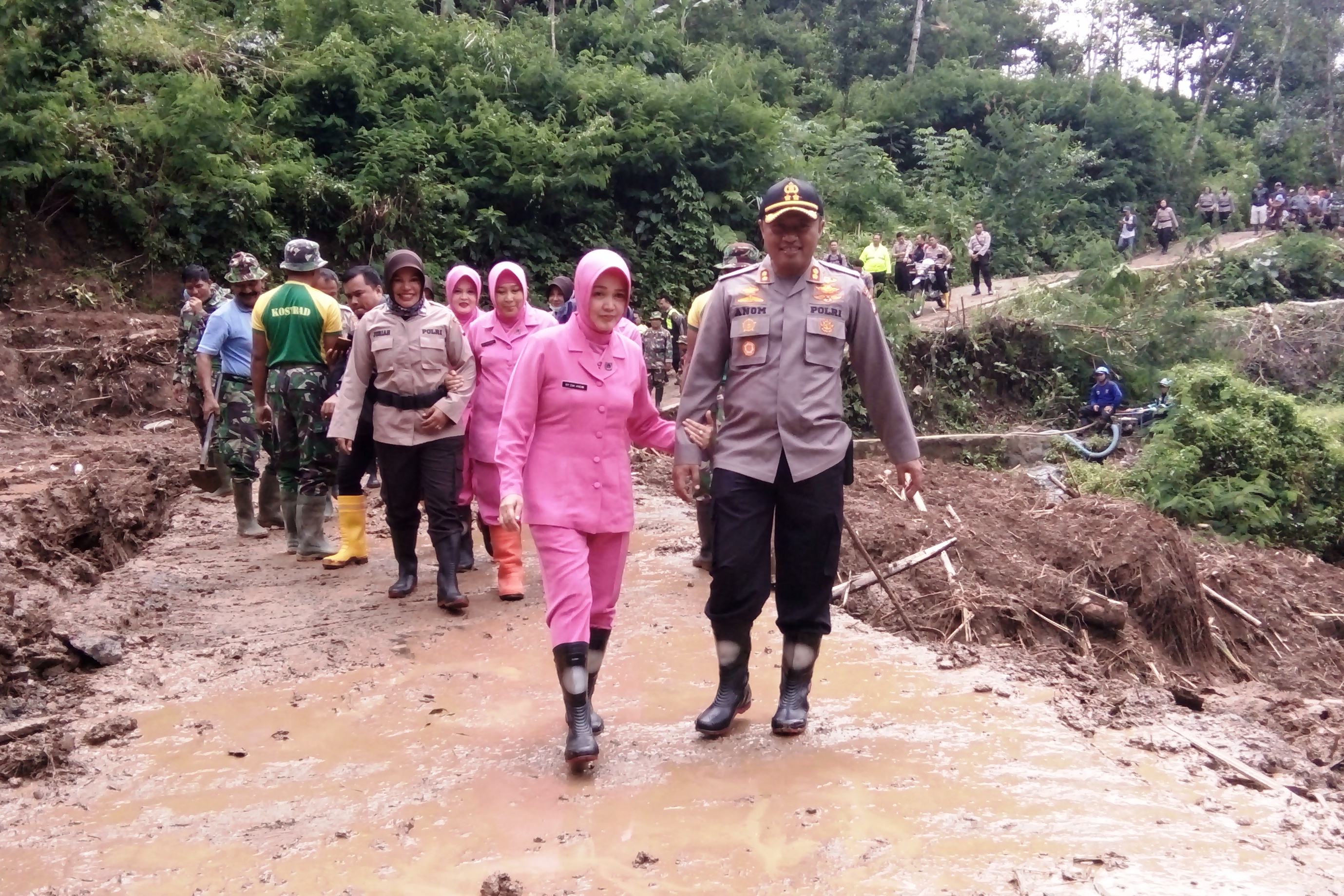Kapolres Tasikmalaya Kota, Anom Karibianto bersama istri membawakan bahan pokok bagi ratusan warga yang terdampak bencana longsor.