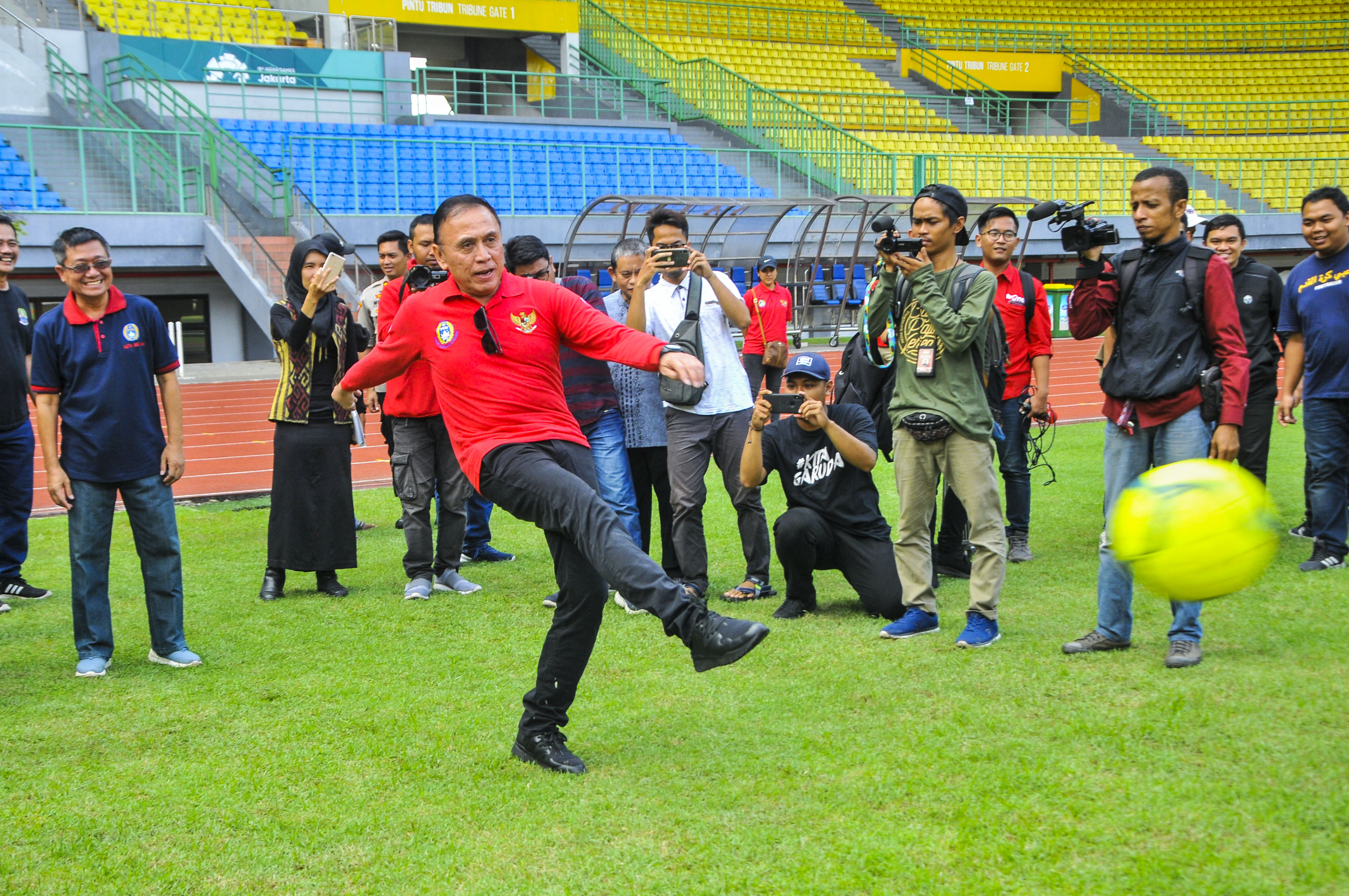Ketua Umum PSSI Mochamad Iriawan menendang bola di lapangan Stadion Patriot Chandrabhaga, Bekasi.
