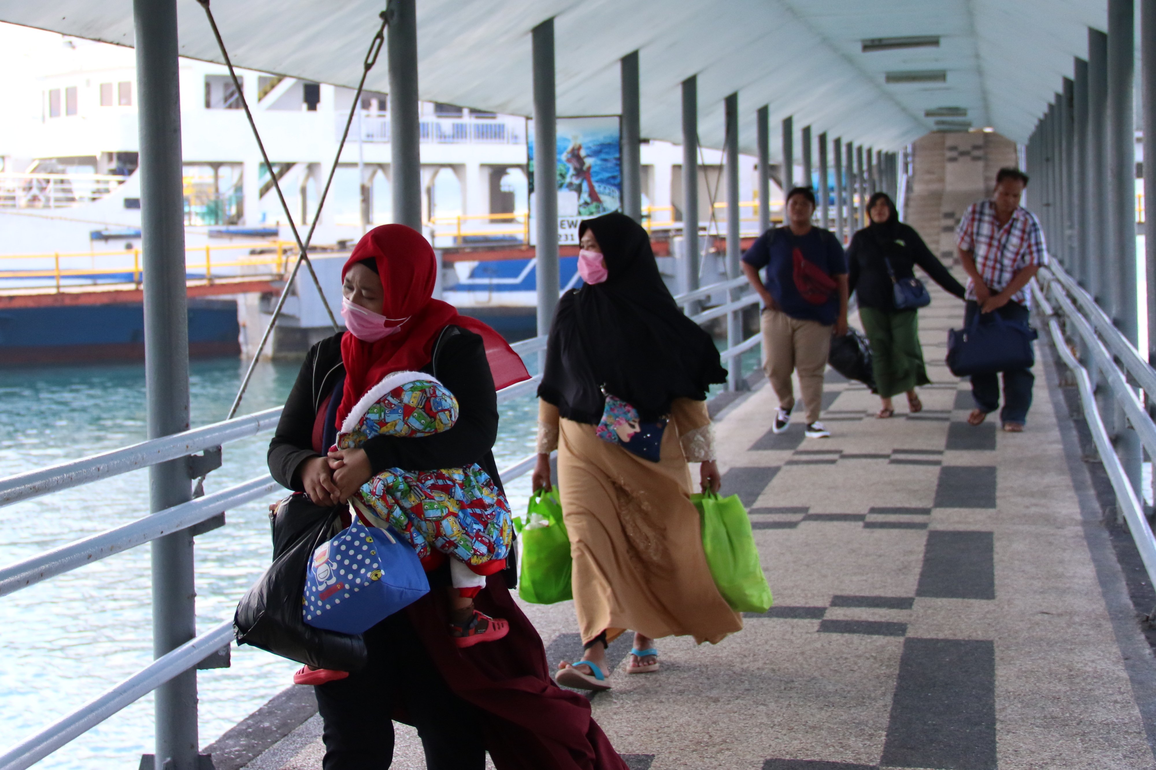 Penumpang pejalan kaki turun dari kapal di pelabuhan Ketapang, Banyuwangi