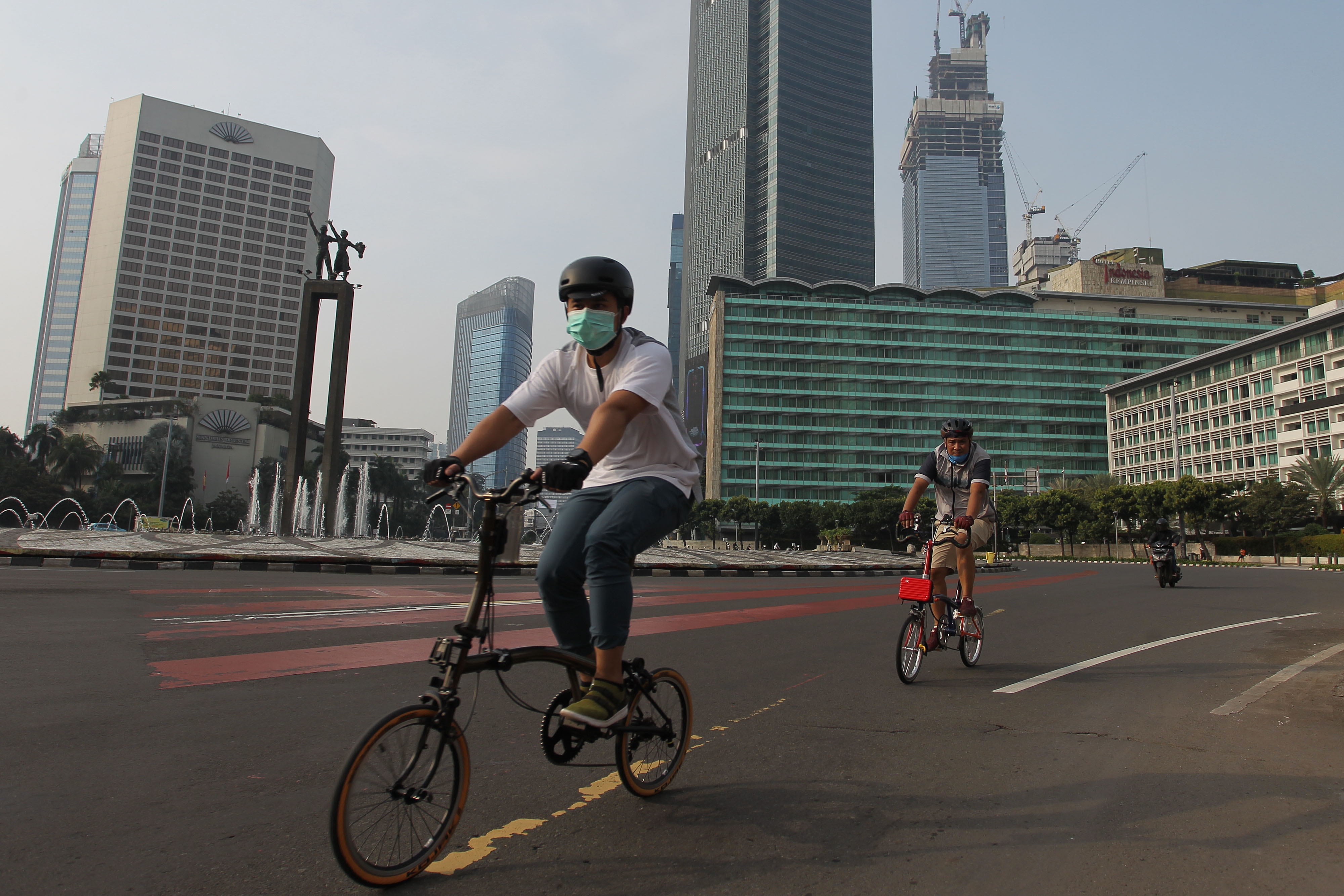 Warga tetap berolahraga saat Car Free Day di Bundaran Hotel Indonesia pada 29/3/2020