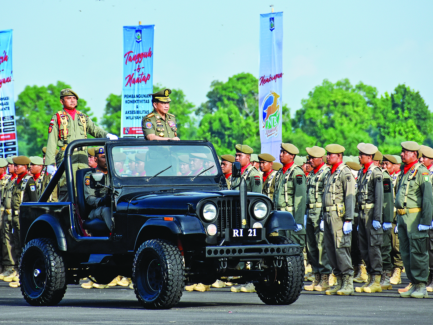 Menteri Dalam Negeri Tito Karnavian (kanan) memeriksa pasukan pada upacara peringatan HUT Satpol PP dan HUT Satlinmas di Mataram, NTB.