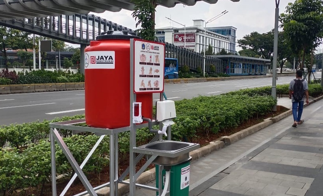 Wastafel portable di sekitar terminal di Jakarta