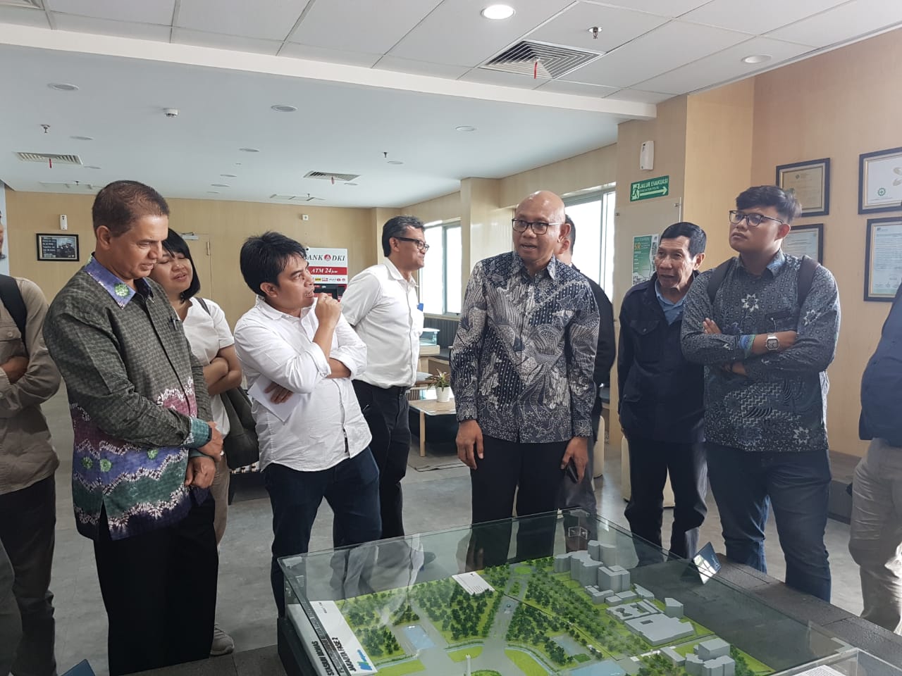 Dirut MRT Jakarta, William Sabandar, menerangkan maket pembangunan rute MRT fase kedua dari Bundaran HI ke Kota, kepada awak media.