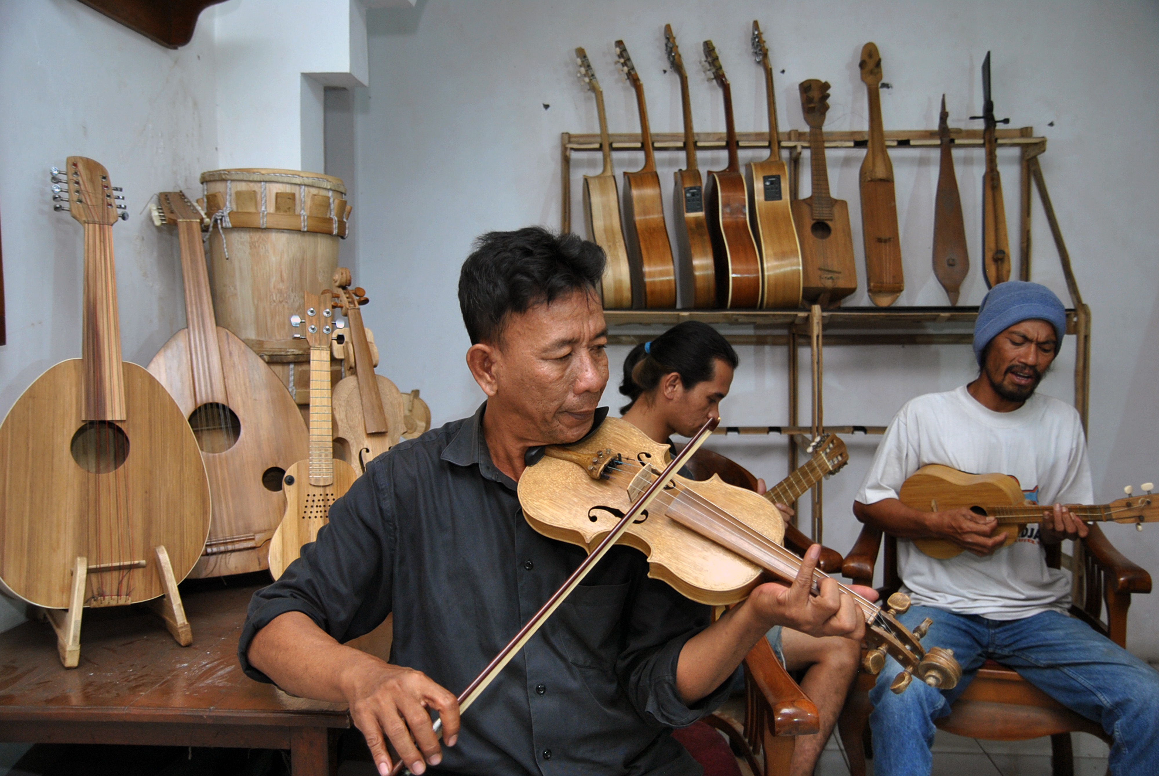 Personel grup orkes keroncong bambu Merdeka memainkan alat musik yang terbuat dari bambu di Lembaga Pendidikan Seni Nusantara, Bogor.