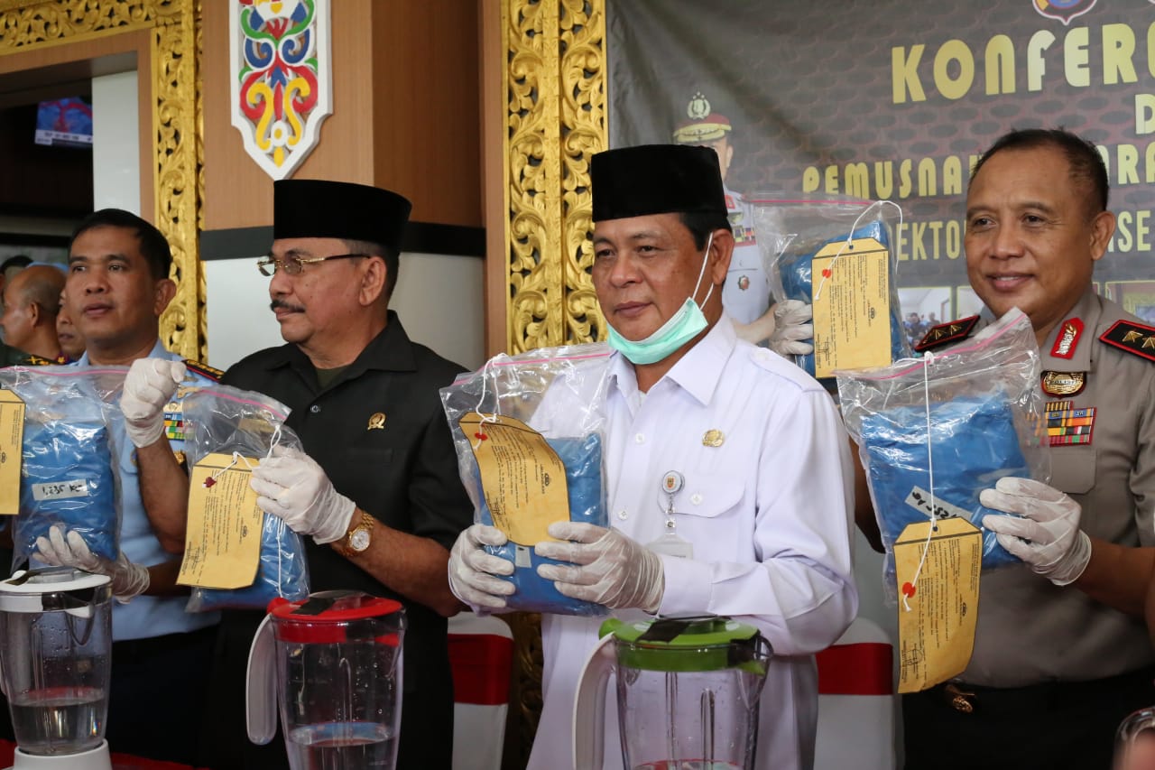 Gubernur Kalimantan Selatan  Sahbirin Noor (berbaju putih) giat mengkampanyekan untuk memerangi narkoba, Rabu (11/3/2020). 