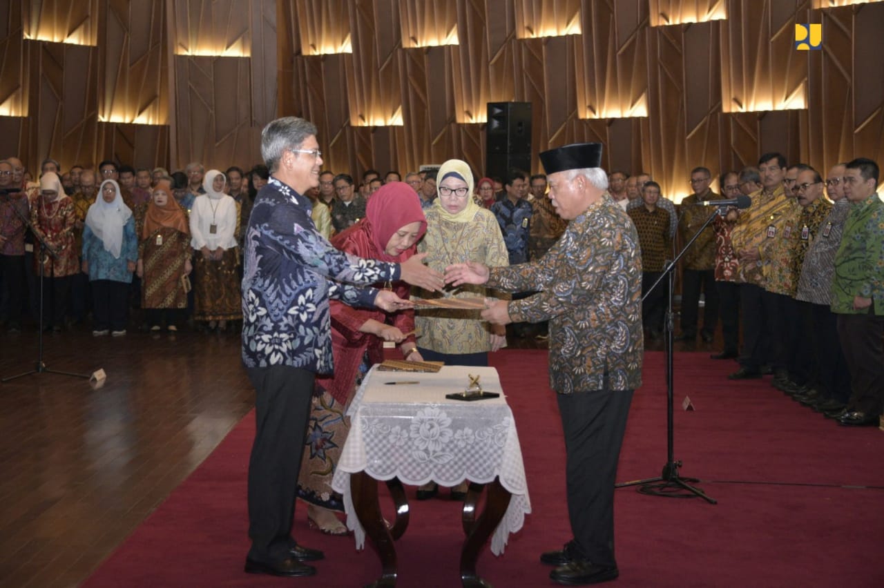 Menteri PUPR Basuki Hadimuljono melantik 10 pejabat tinggi Madya di lingkungan Kementerian PUPR di Auditorium Kementerian PUPR, Jakarta.