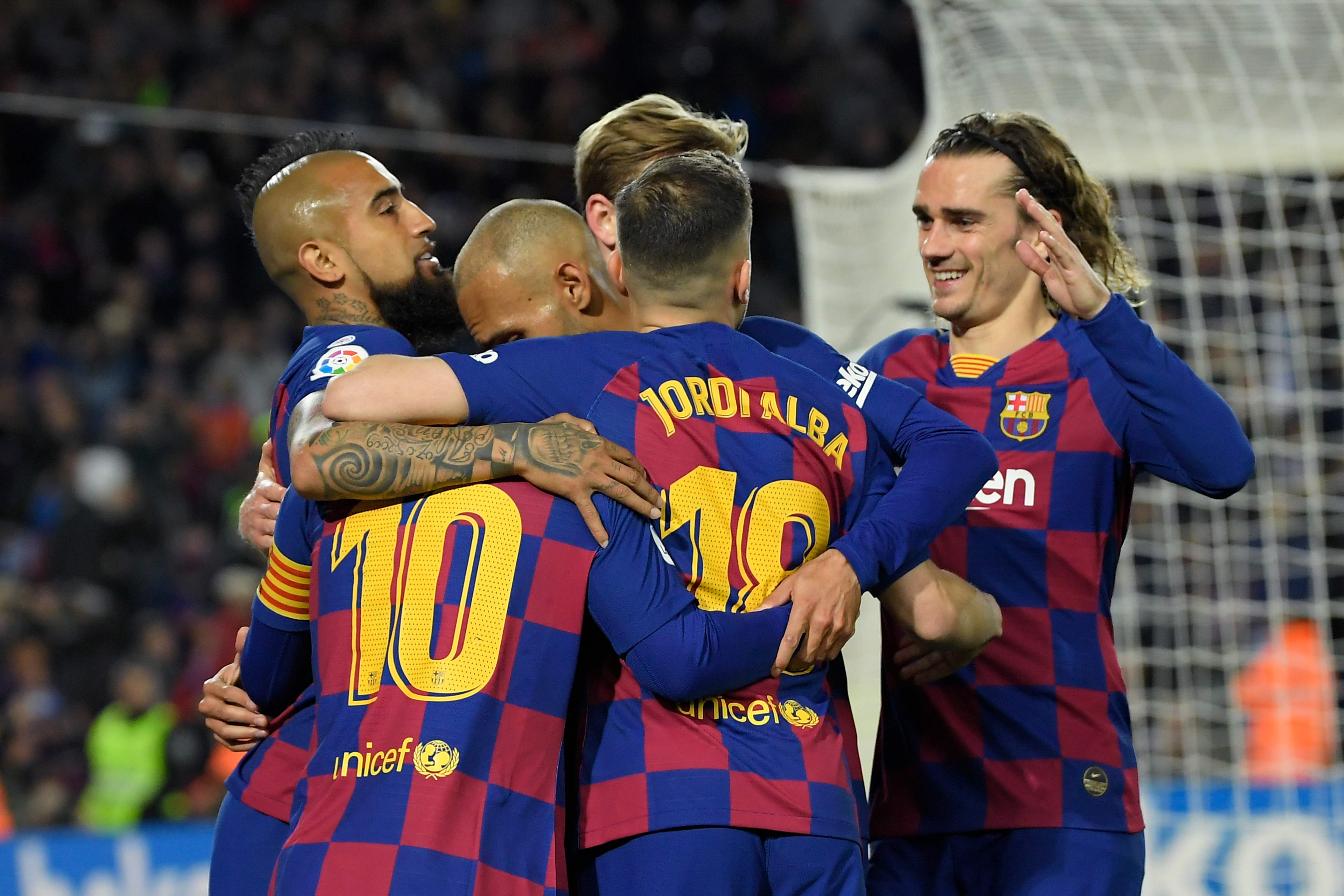 Para pemain Barcelona melakukan selebrasi usai mencetak gol ke gawang lawan