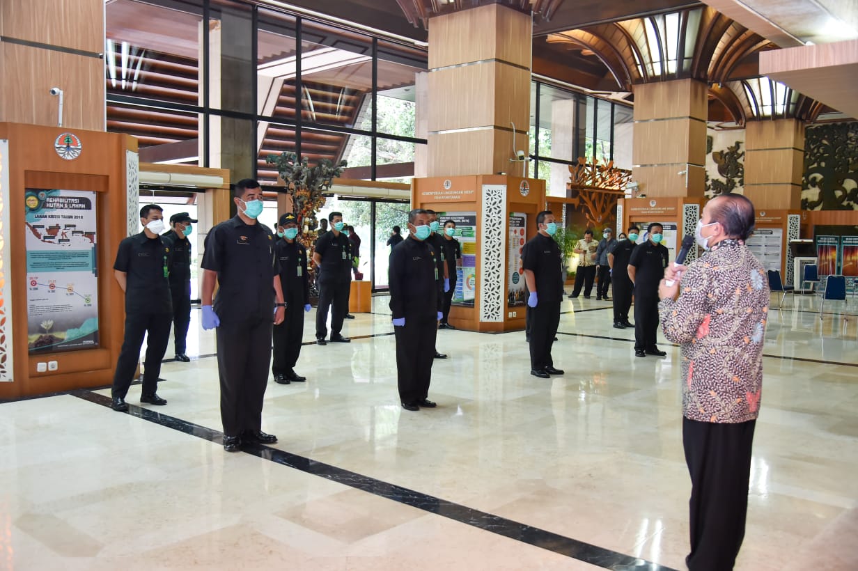 Sekjen KLH Bambang Hendroyono memberi pengarahan terkait antisipasi pandemi Covid-19.