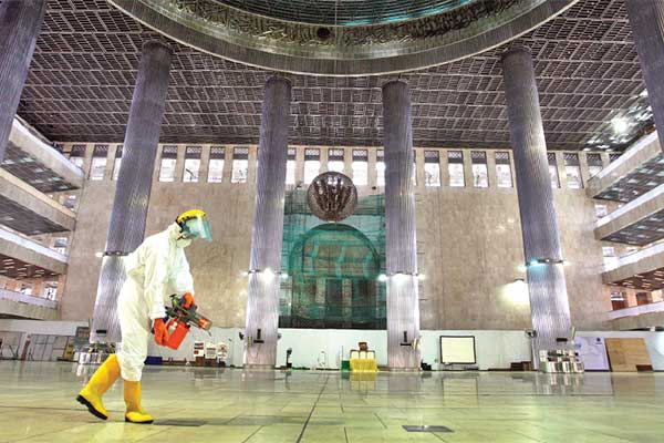 Palang Merah Indonesia (PMI) menyemprotkan disinfektan di dalam Masjid Istiqlal, Jakarta, kemarin.