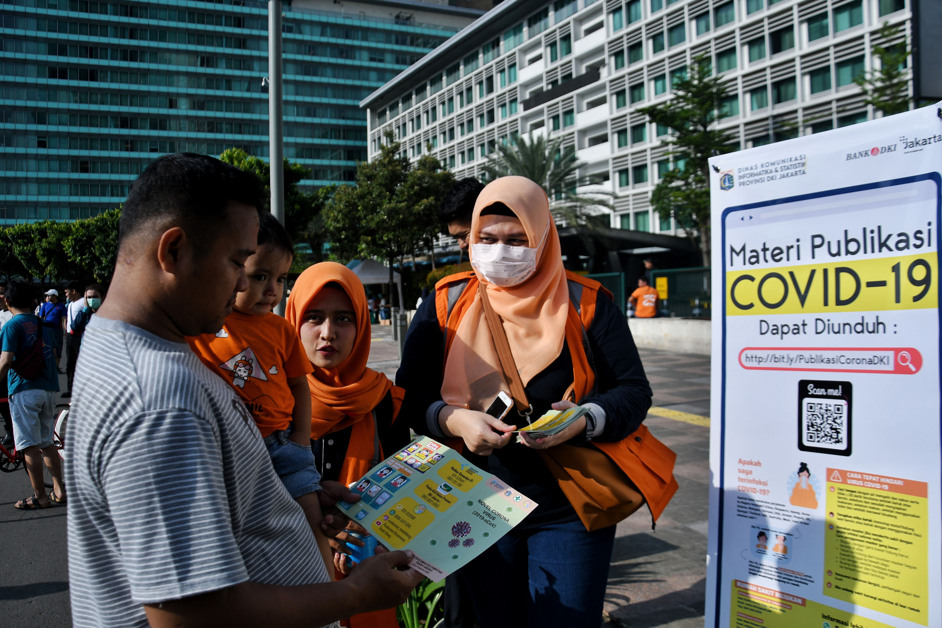 Pemerintah Provinsi DKI Jakarta melakukan sosialisasi dan edukasi cara pencegahan penyebaran virus corona pada CFD