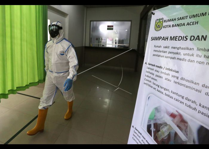 Petugas medis menggunakan alat pelindung diri