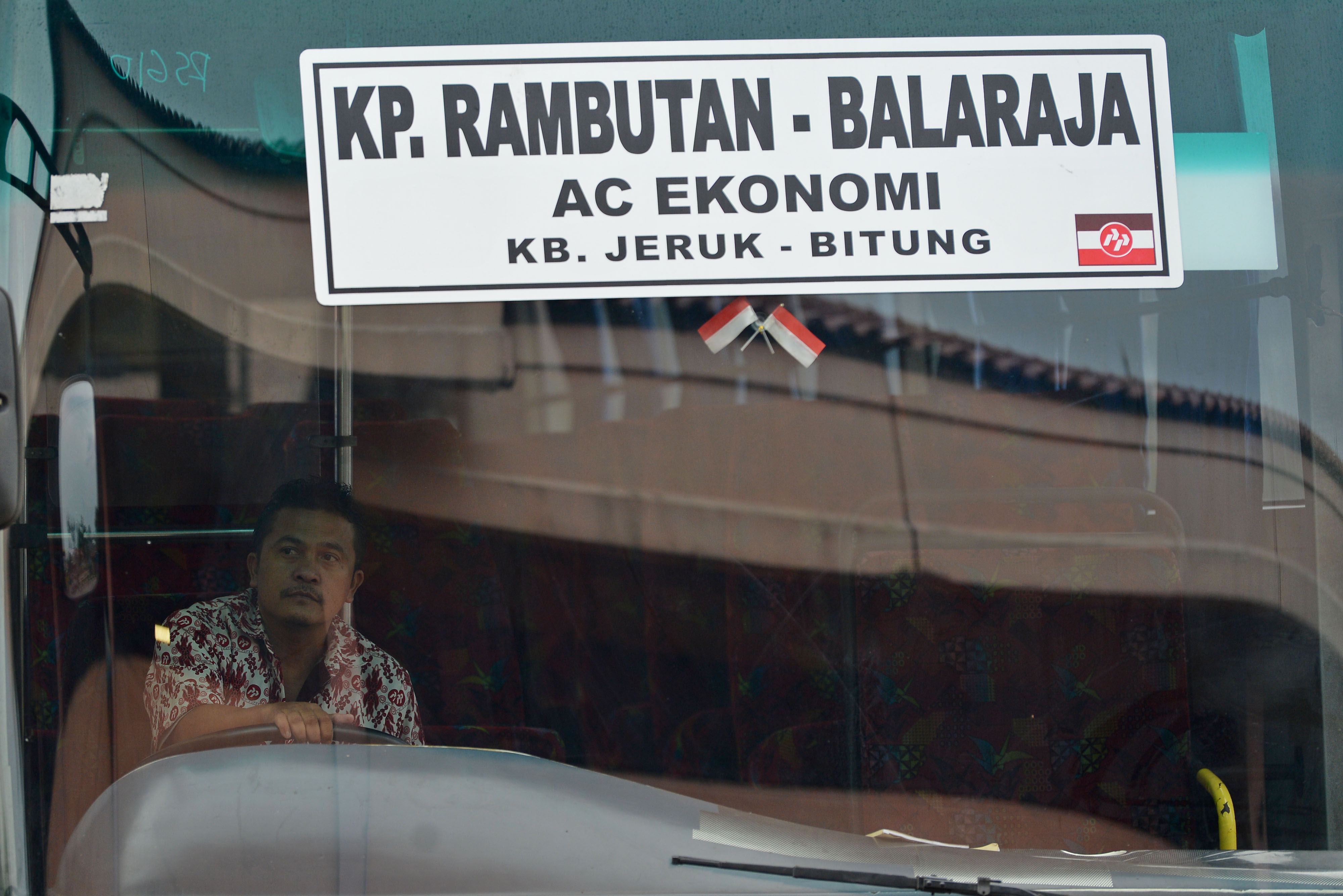Sopir bus menanti calon penumpang di Terminal Kampung Rambutan, Jakarta, Senin (30/3/2020).