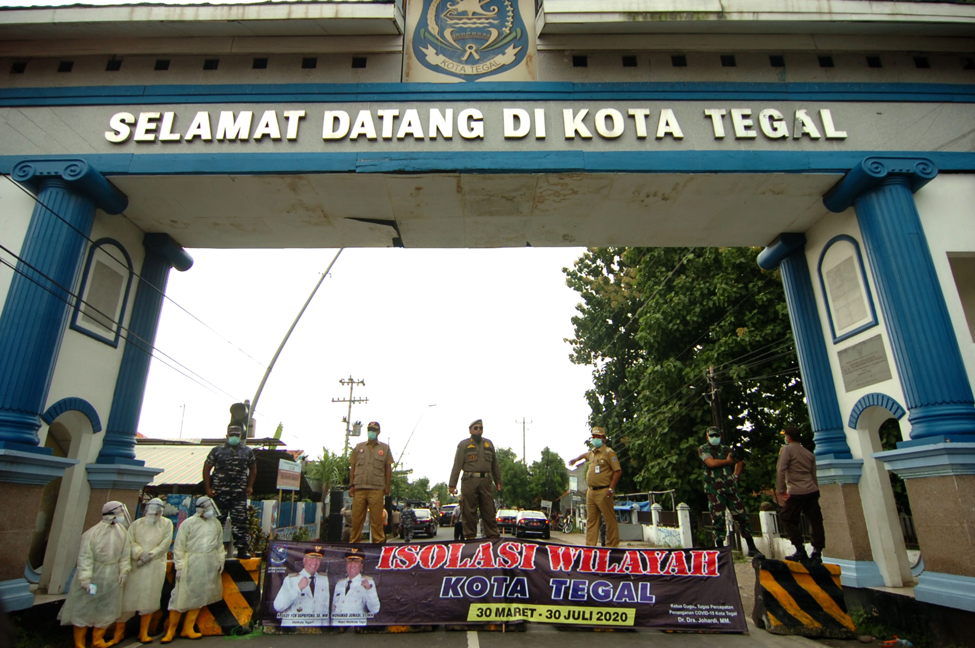 Pemasangan beton isolasi wilayah Kota Tegal, Jawa Tengah, Minggu (29/3/2020).