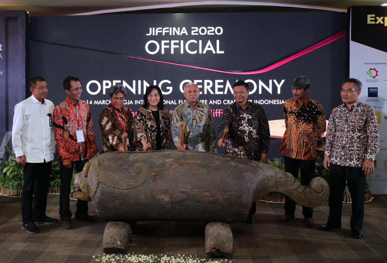 Menteri Koperasi dan UKM Teten Masduki membuka Jogja International Furniture and Craft Fair Indonesia (JIFFINA 2020),