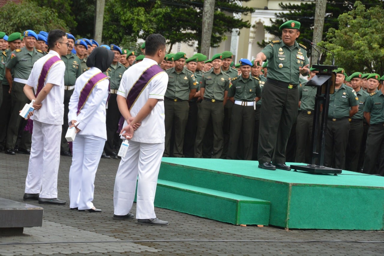 Kakesdam III/Siliwangi Kolonel Ckm dr. Purwo Setyanto, Sp.B., MARS memberikan penjelasan tentang penyakit virus korona.