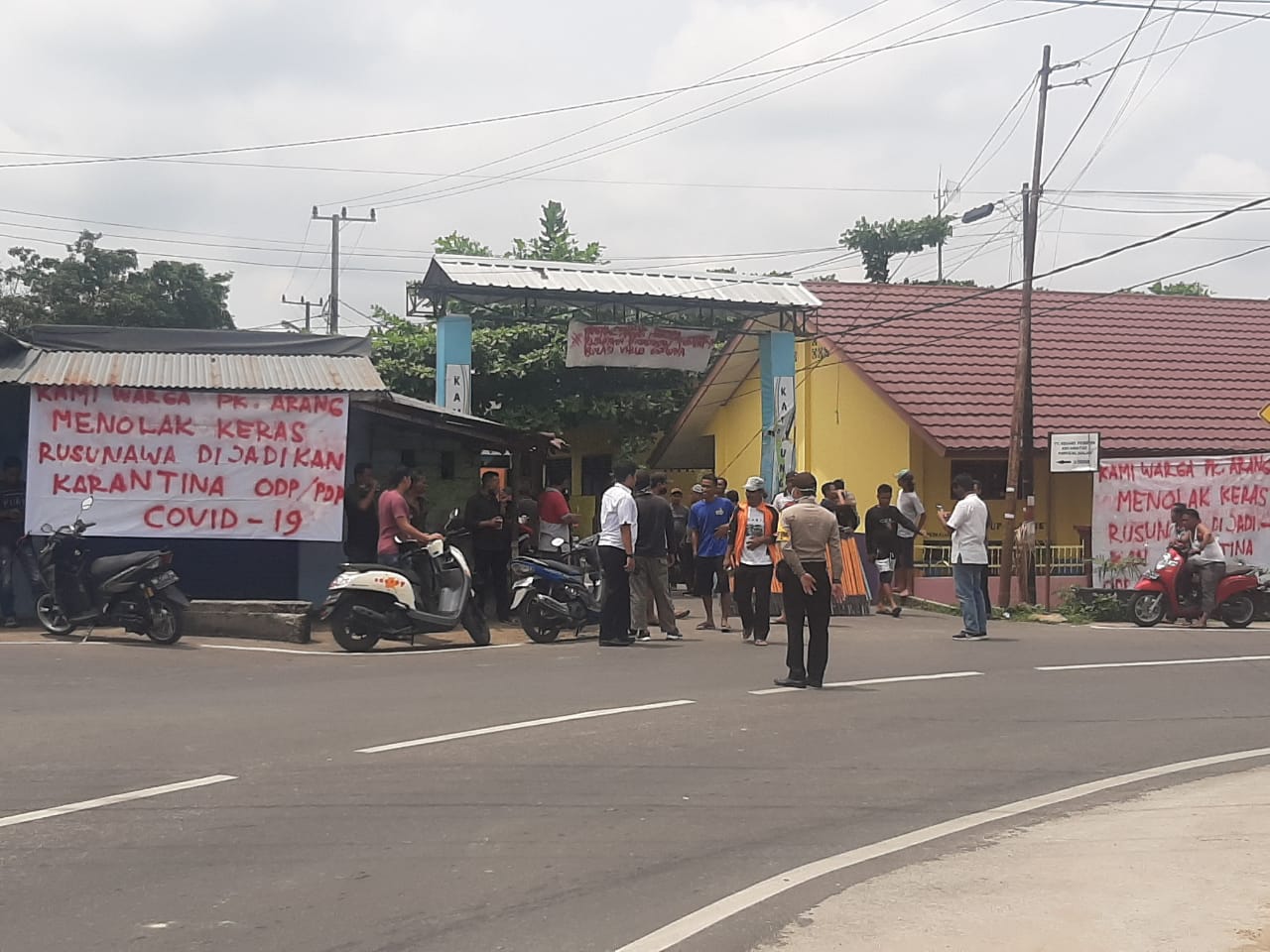 Warga Pangkalbalam, Provinsi Bangka Belitung menolak rencana Wali Kota Pangkalpinang menjadikan rusunawa jadi tempat karantina.