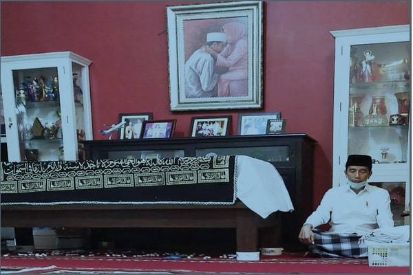 Presiden Joko Widodo berdoa di dekat jenazah almarhumah ibundanya, Sudjiatmi Notomihardjo, Surakarta, Jawa Tengah, kemarin.