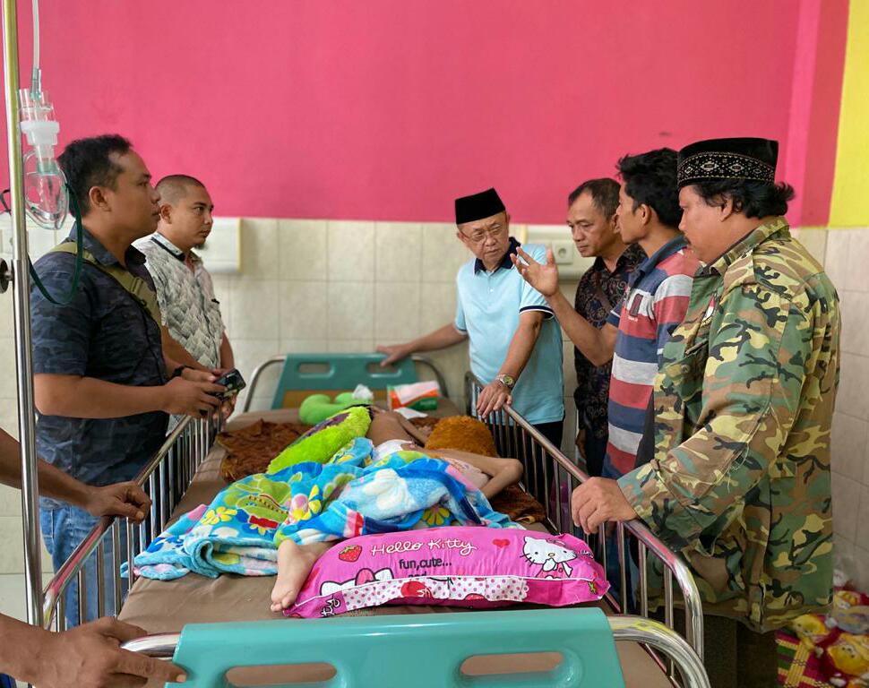 Bupati Sarolangun Cek Endra tengah membesuk.pasien gizi buruk