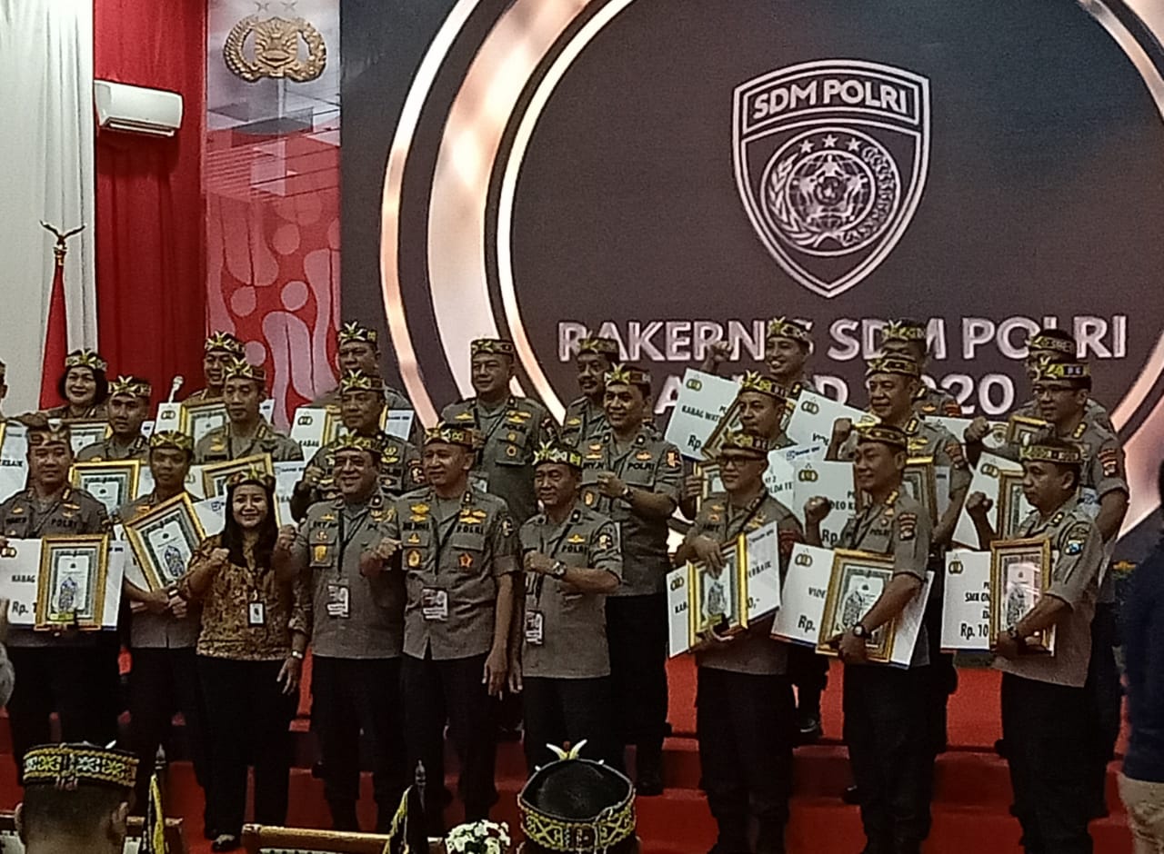 Polda Kalsel meraih dua penghargaan dalam acara SDM Polri Award 2020 yang berlangsung di Bandung, Kamis (12/3/2020).