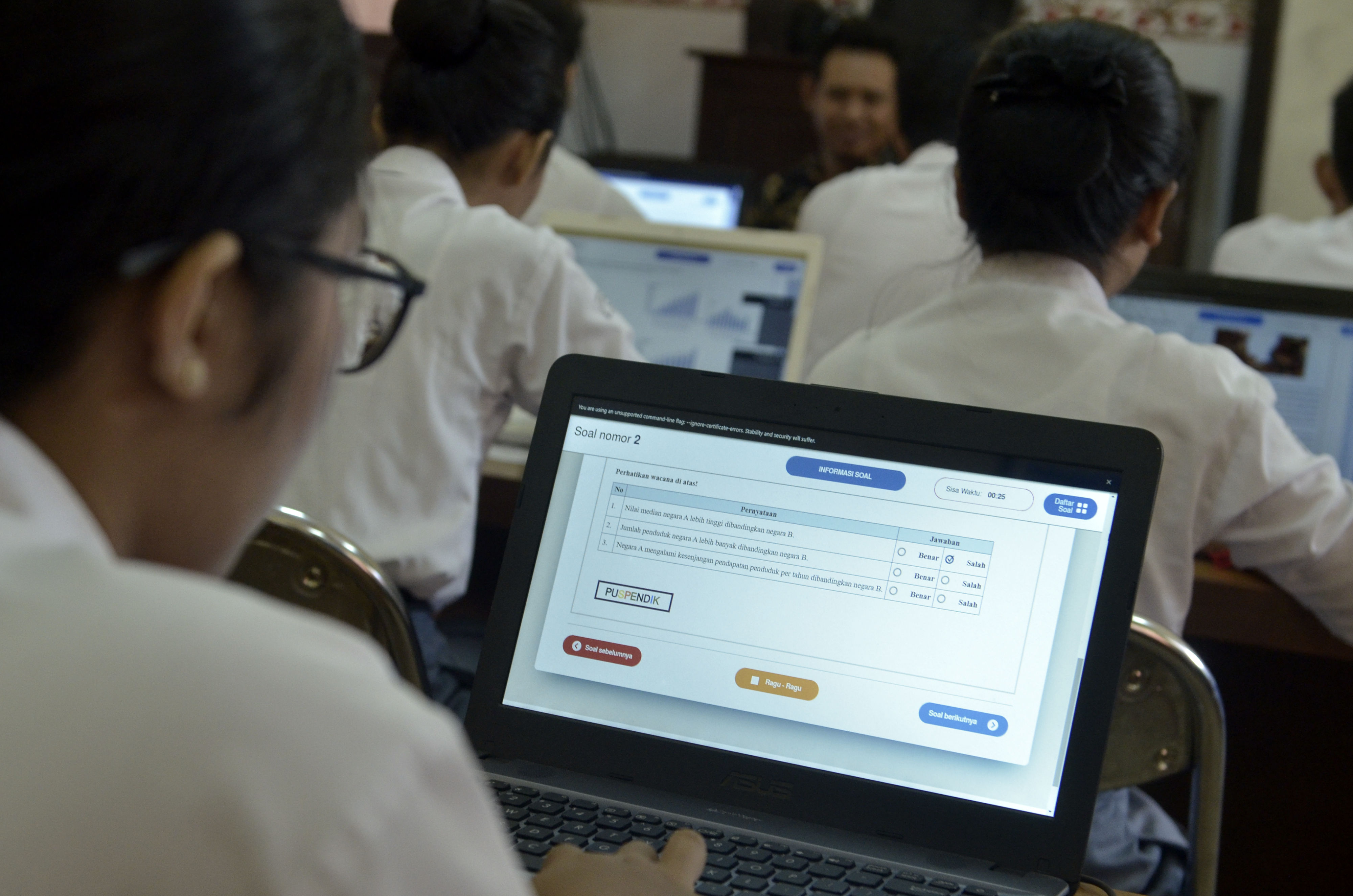 Sejumlah pelajar mengikuti simulasi Ujian Nasional Berbasis Komputer (UNBK) di SMK Pariwisata Dalung, Badung, Bali.