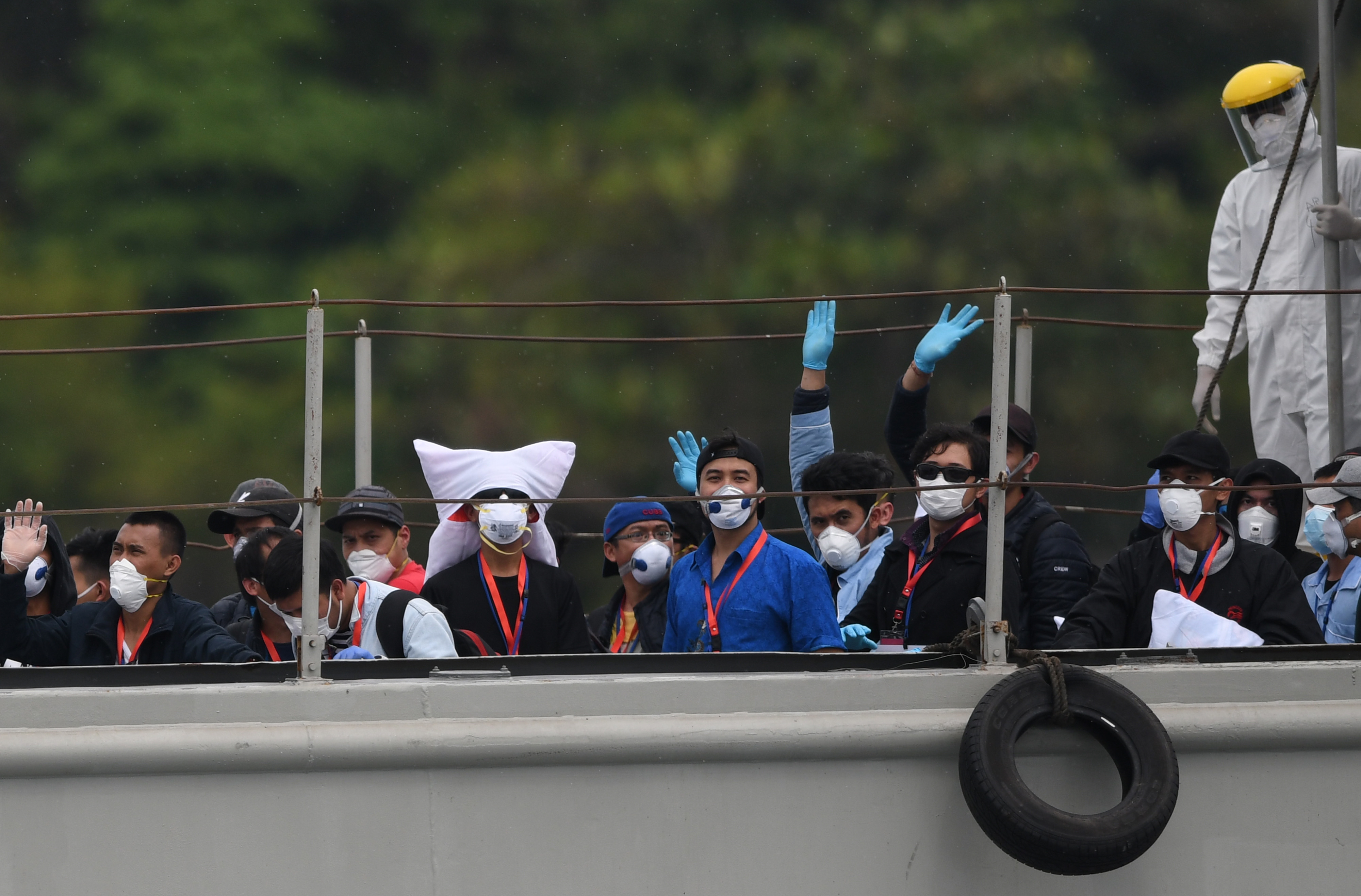 LCU KRI dr Soeharso mengangkut WNI ABK Diamond Princess untuk diobservasi di Pulau Sebaru Kecil, Kepulauan Seribu, Jakarta, Kamis (5/3).