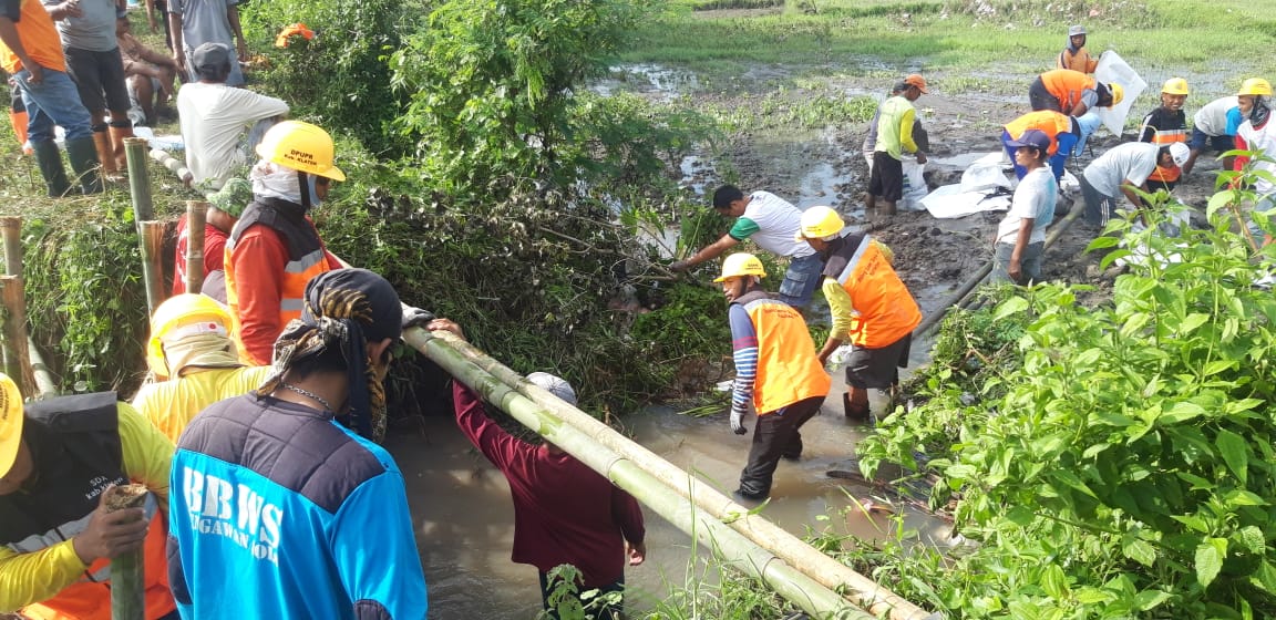 Masyarakat bergotong royong memperbaiki tanggul jebol  akibat banjir. BPBD Klaten imbau masyarakat mewaspadai bencana di musim penghujan.