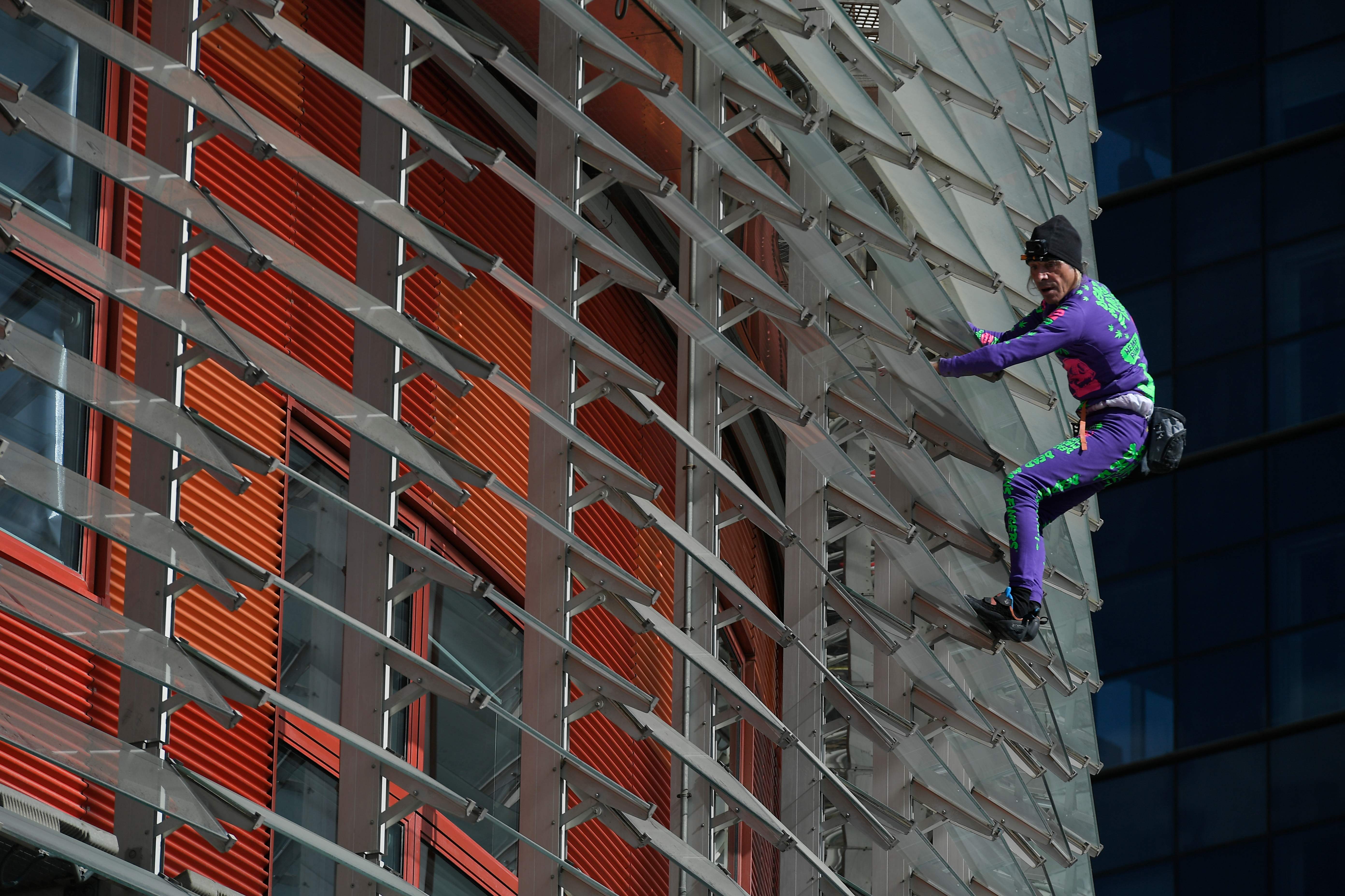 Panjat gedung tinggi, protes kepanikan virus korona