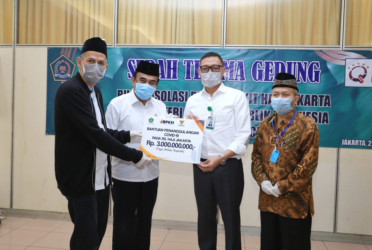 Menag Fachrul Razi (dua dari kiri) menyerahkan secara simbolis Asrama Haji Pondok Gede jadi ruang isolasi pasien covid-19 Minggu (23/3/2020)