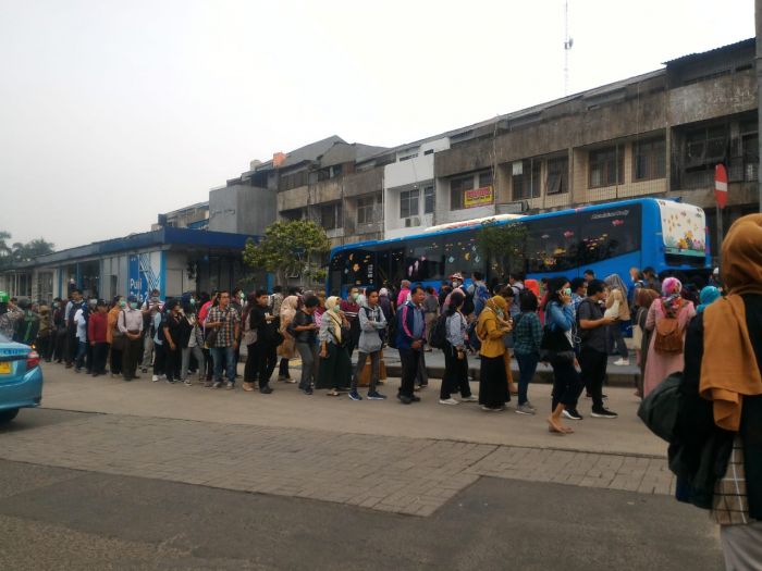 Antrean di Halte Trans-Jakarta Puri Beta, Senin (16/3)