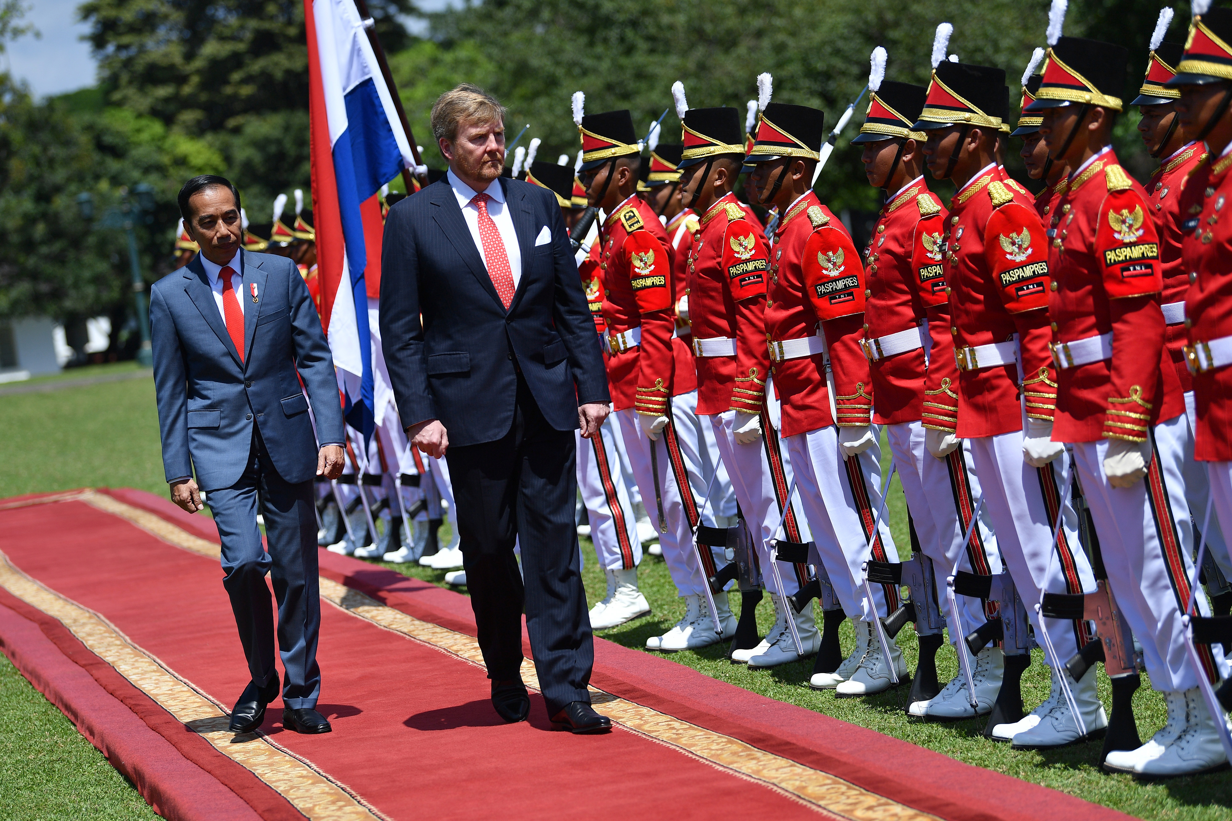 Presiden Joko Widodo dan Raja Belanda Willem Alexander memeriksa pasukan kehormatan di Istana Kepresidenan Bogor, Jawa Barat.