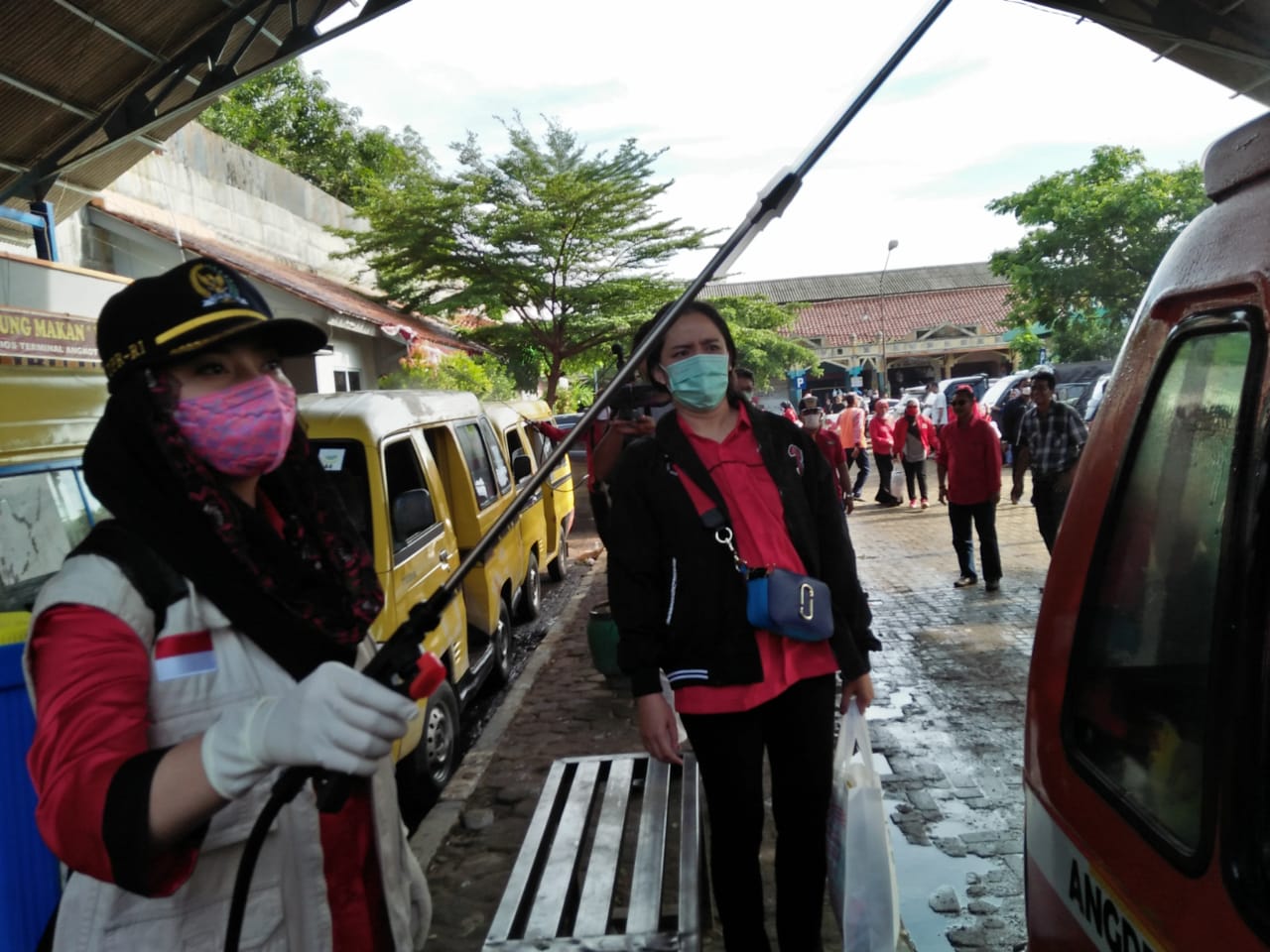 Paramitha Widya Kusuma anggota Komisi IV DPR RI menyemprotkan disinfektan di Terminal Angkot Brebes, Sabtu (21/3/2020).