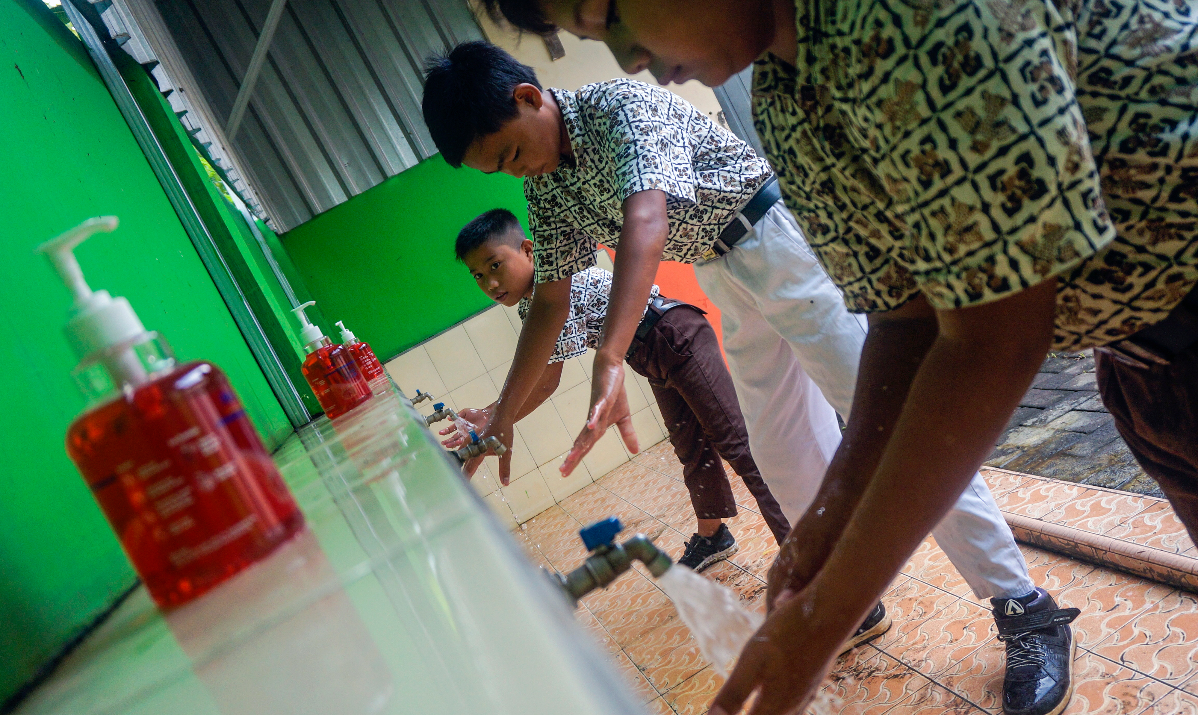 Pelajar membersihkan tangan dengan menggunakan sabun cuci di SD Negeri Denasri Wetan 02, Kabupaten Batang, Jawa Tengah.