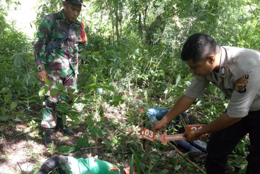 Aparat kepolisian dan TNI saat melihat korban tewas perselisihan warga