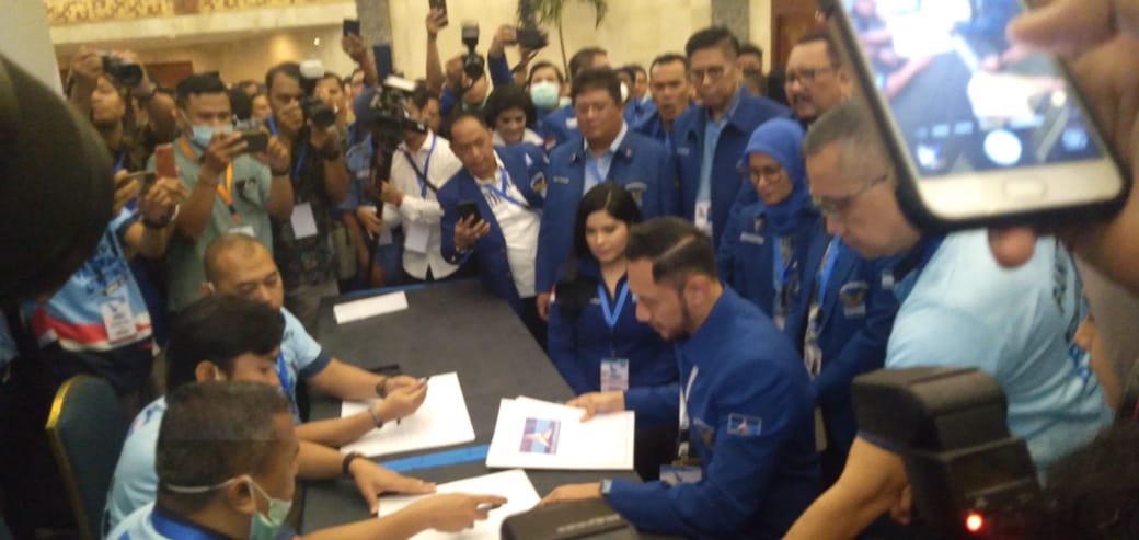 Agus Harimurti Yudhoyono (AHY) didampingi istrinya Anissa Pohan mengisi formulir pendaftaran calon ketua umum Demokrat.