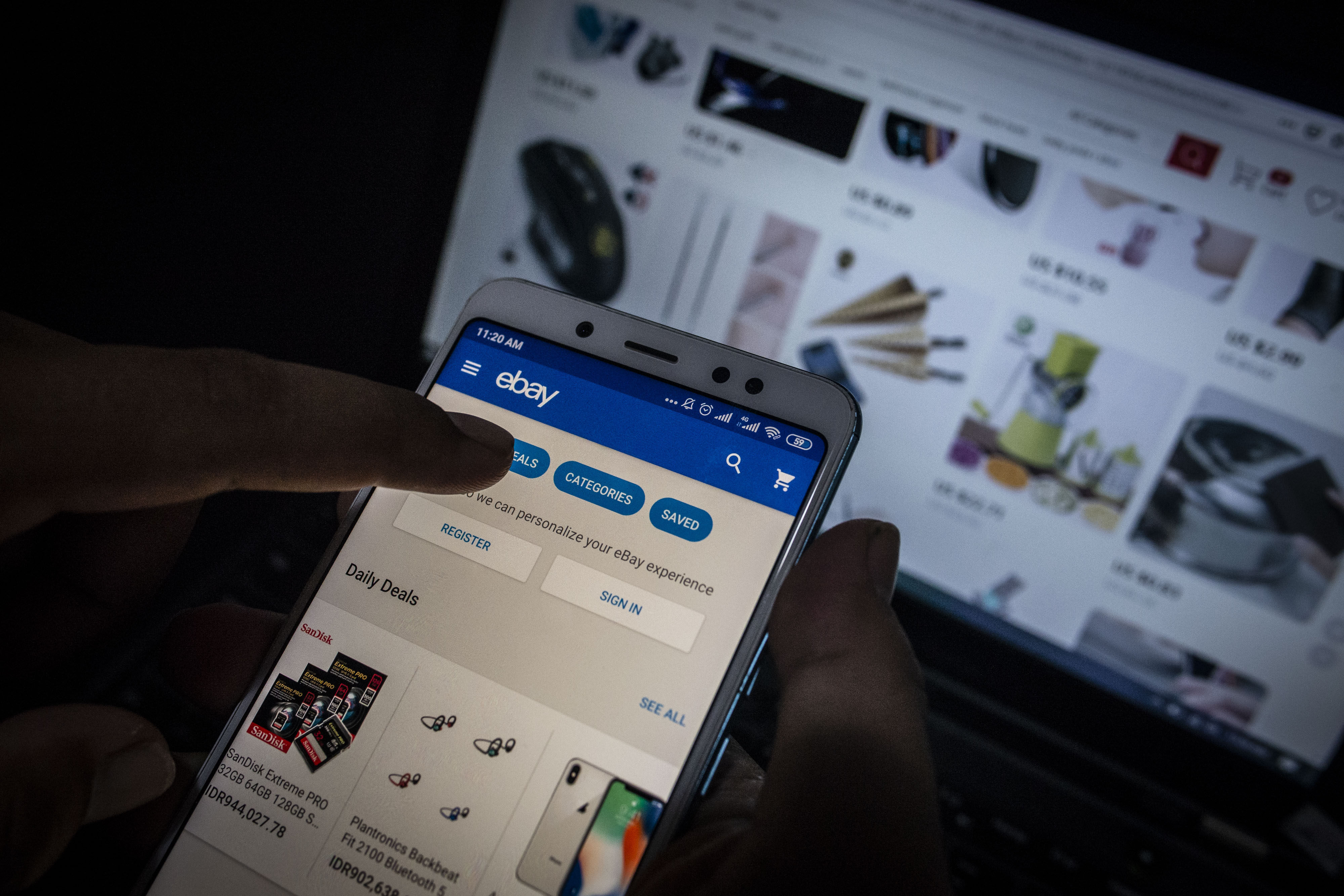  Warga memilih barang-barang belanjaan yang dijual secara daring di Jakarta,