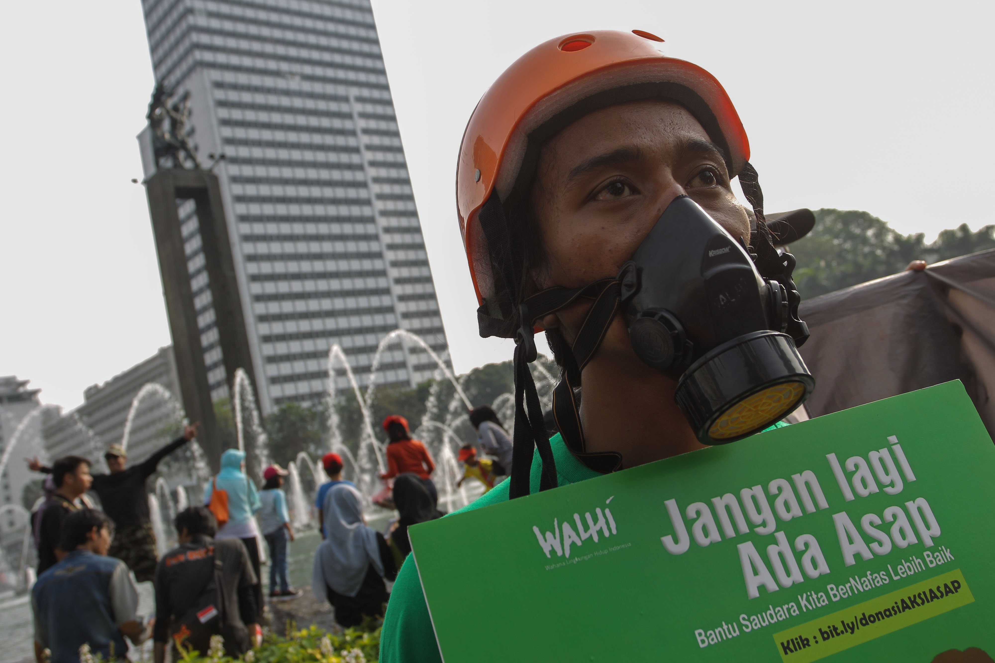Sejumlah anggota WALHI melakukan aksi demonstrasi di kawasan Bundaran HI, Jakarta.