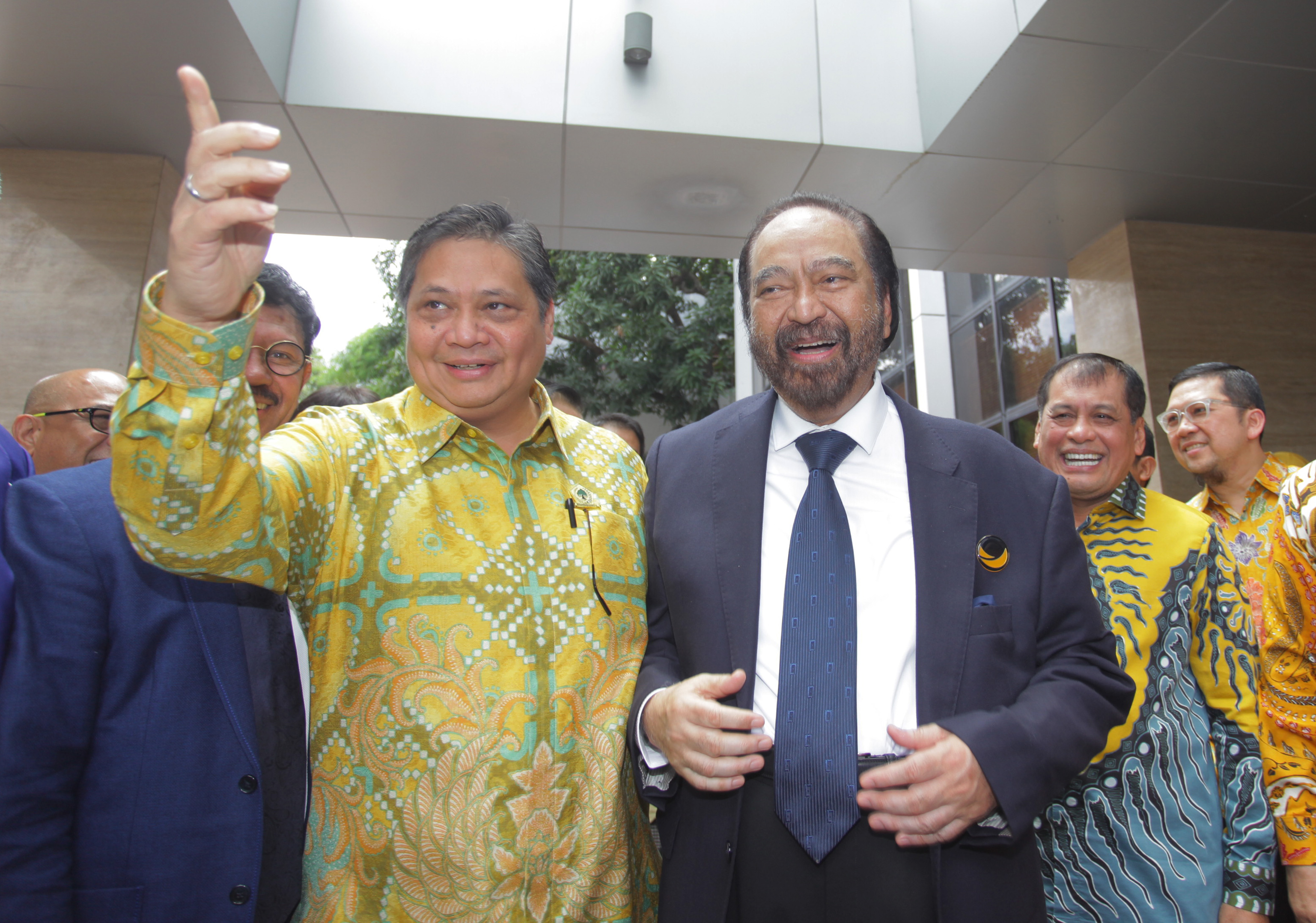 Ketua Umum Partai Golkar Airlangga Hartarto (kedua kiri) menyambut kedatangan Ketua Umum Partai NasDem Surya Paloh (ketiga kanan)