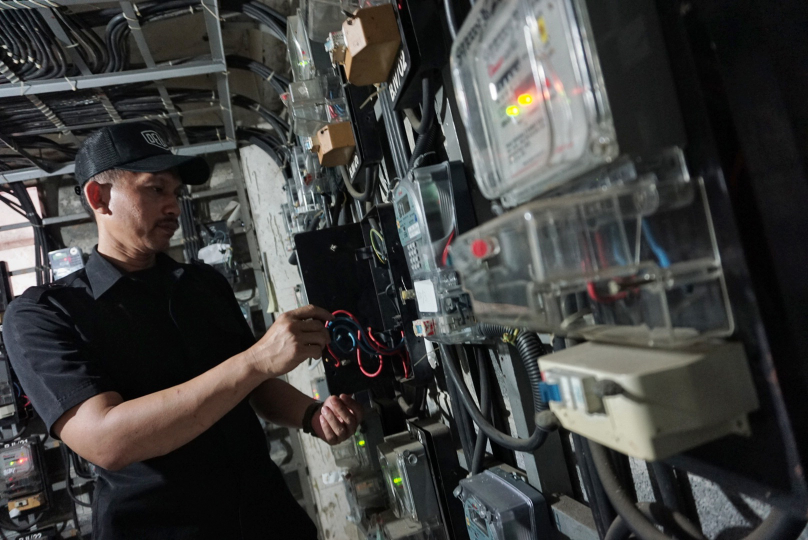 Petugas memeriksa meteran listrik