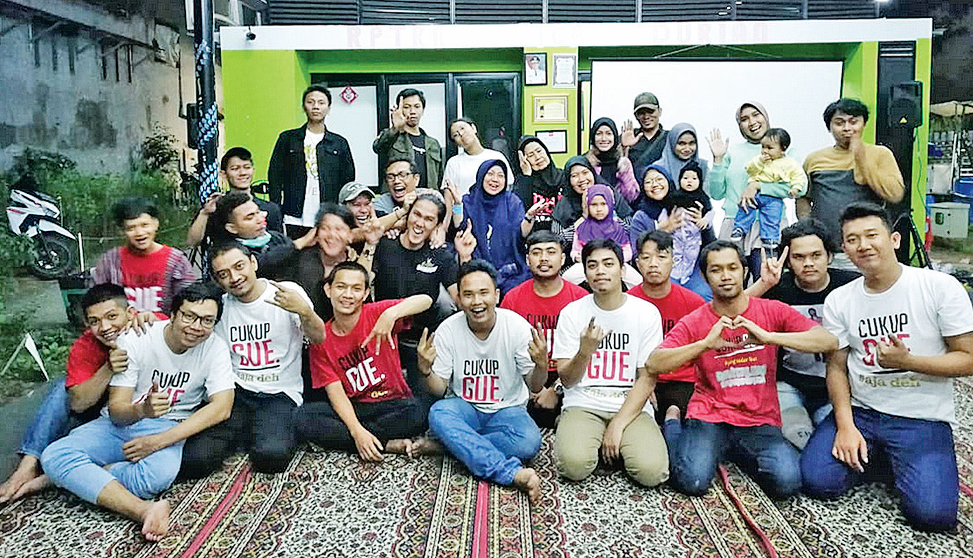 BPara anggota komunitas Sahabat Rekan Sebaya (SRS) berpose di markas SRS di Simpang Tiga, Kalibata, Jakarta Selatan.  