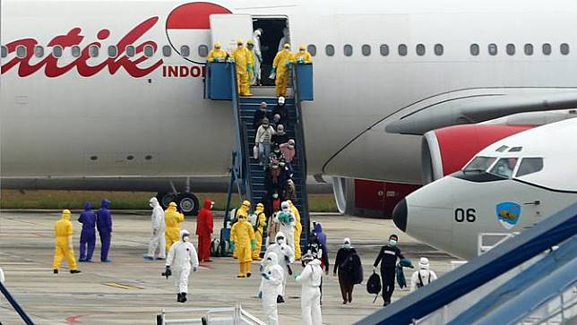 Sejumlah WNI yang dievakuasi dari Wuhan, Tiongkok keluar dari pesawat Batik Air di bandara internasional Hang Nadim, Batam, Minggu (2/2/2020