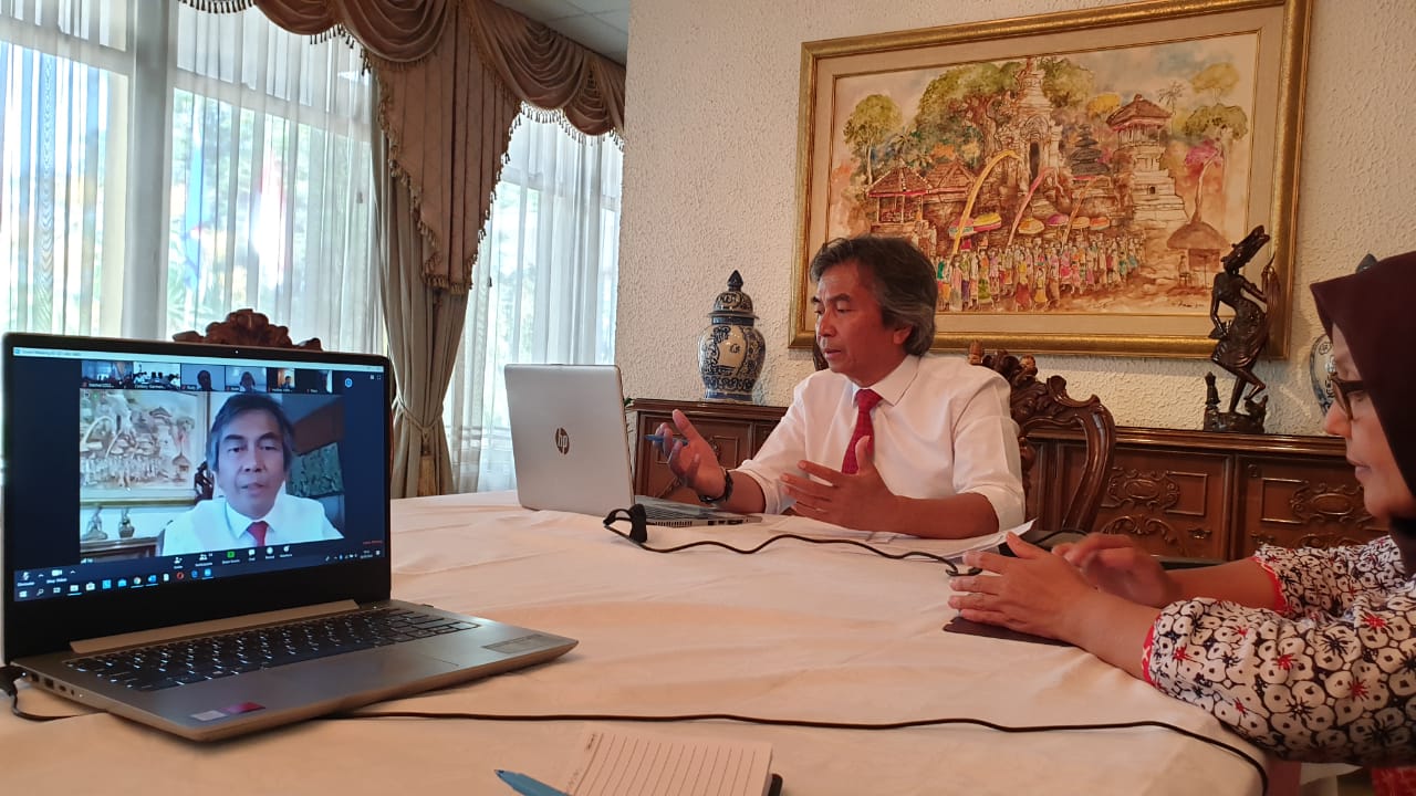 Duta Besar RI untuk Ethiopia, Djibouti, dan Uni Afrika, Al Busyra Basnur melakukan telekonferensi.