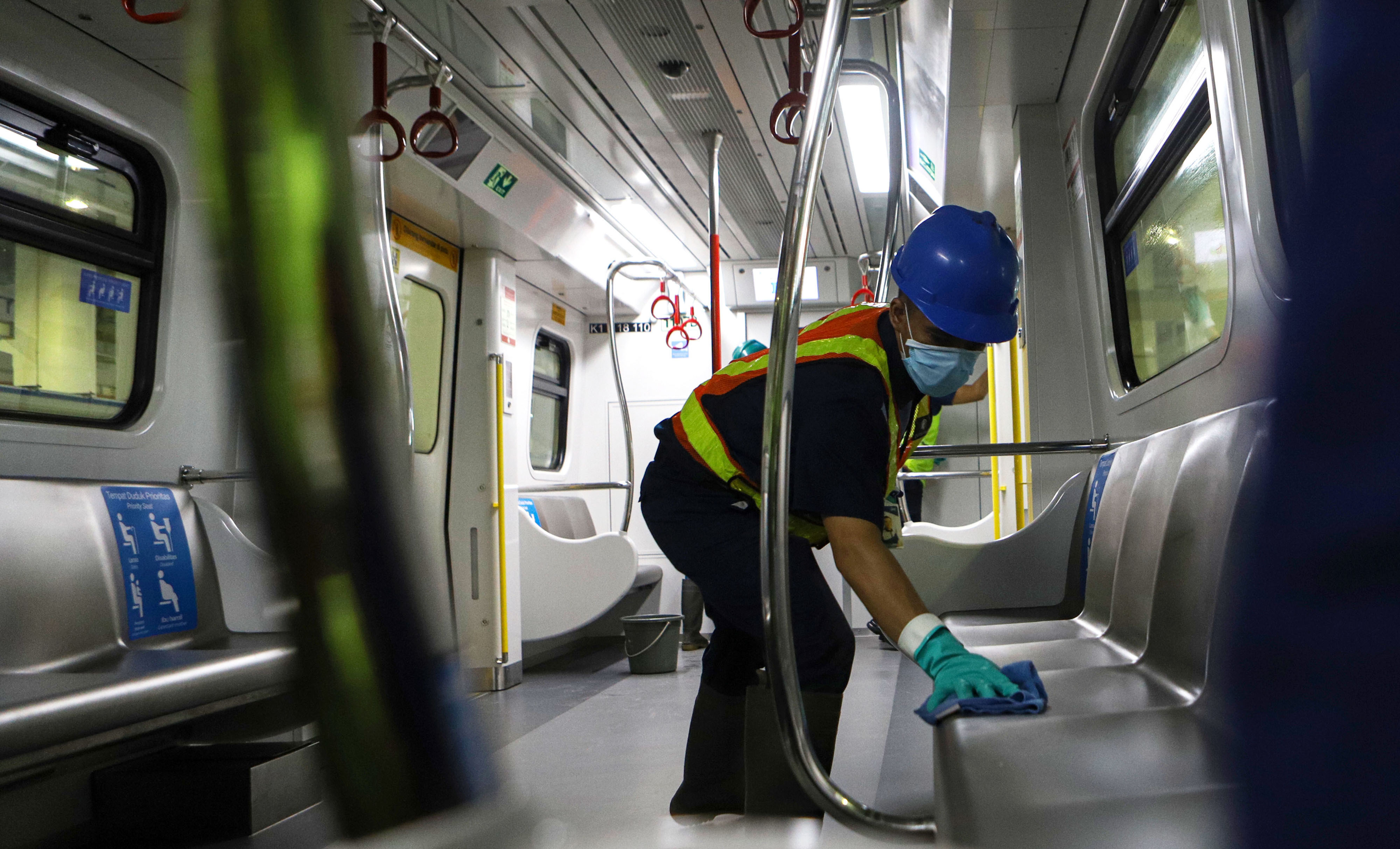  Petugas membersihkan bagian dalam rangkaian gerbong Lintas Raya Terpadu (LRT) di Jakarta